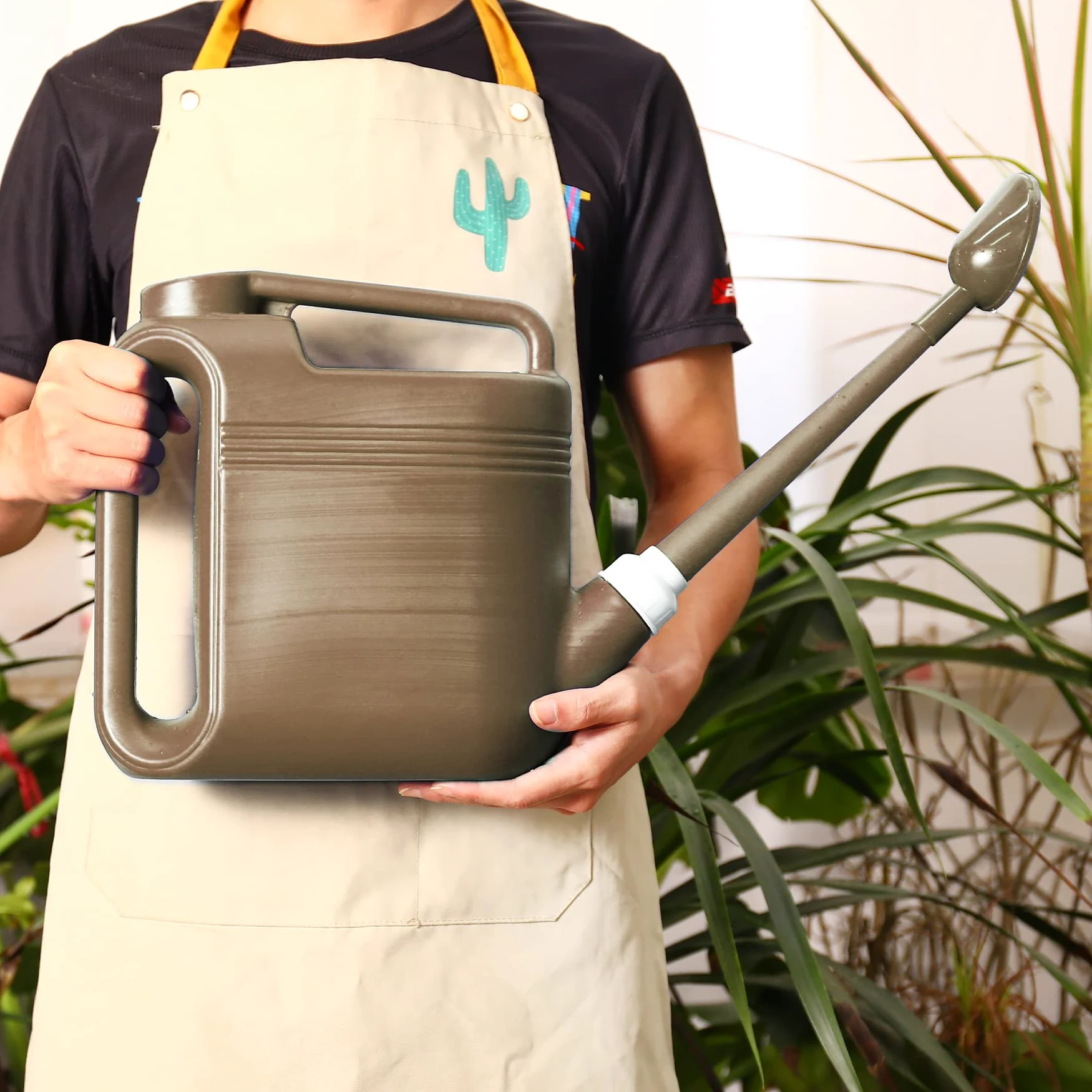 Arrosoir de 5,5 gallons pour plantes d'extérieur et d'intérieur, grand arrosoir de jardin léger et capacité de 5,5 L, arrosoir en plastique avec long bec et tête d'arrosage amovible en métal, gris