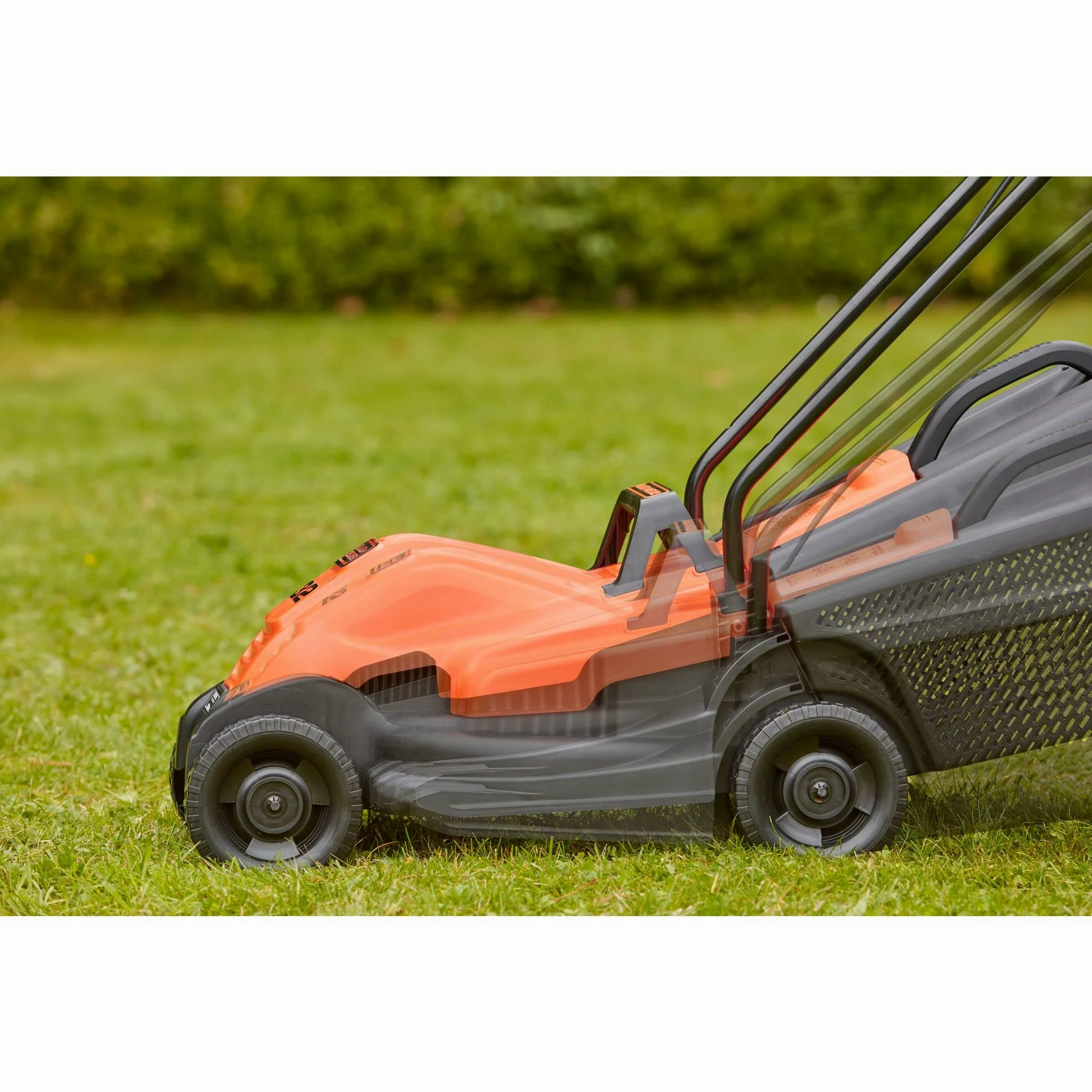 BLACK+DECKER Tondeuse Filaire 1200W, Tondeuse à Gazon 32 cm, 3 hauteurs réglables 23, 43 et 63 mm, Idéale Jusqu'à 300 m², Lame à Ailettes pour un Broyage et Hachage Optimal, BEMW451-QS Orange