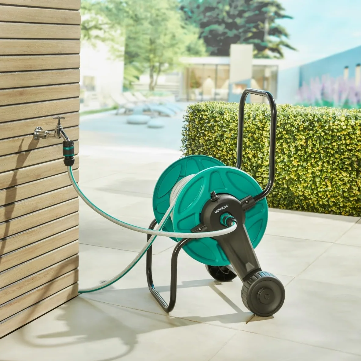 VONROC Chariot Enrouleur Tuyau Arrosage - Raccord Tuyau et Robinet Inclus - Tuyau d'Arrosage 20 Mètres - Idéal pour Arroser Pelouse, Entretien Voiture ou Remplissage Piscine - Facile à Déplacer