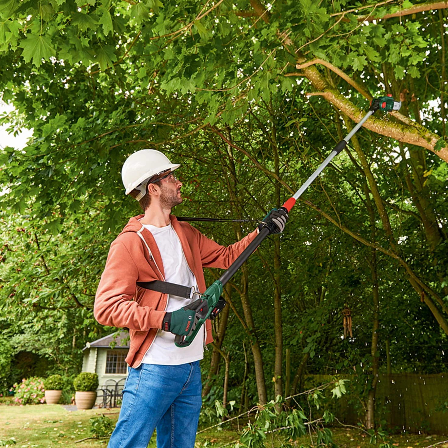 Elagueuse sur perche sans fil Bosch - UniversalChainPole 18 & Bosch taille-haies télescopique sans fil UniversalHedgePole 18