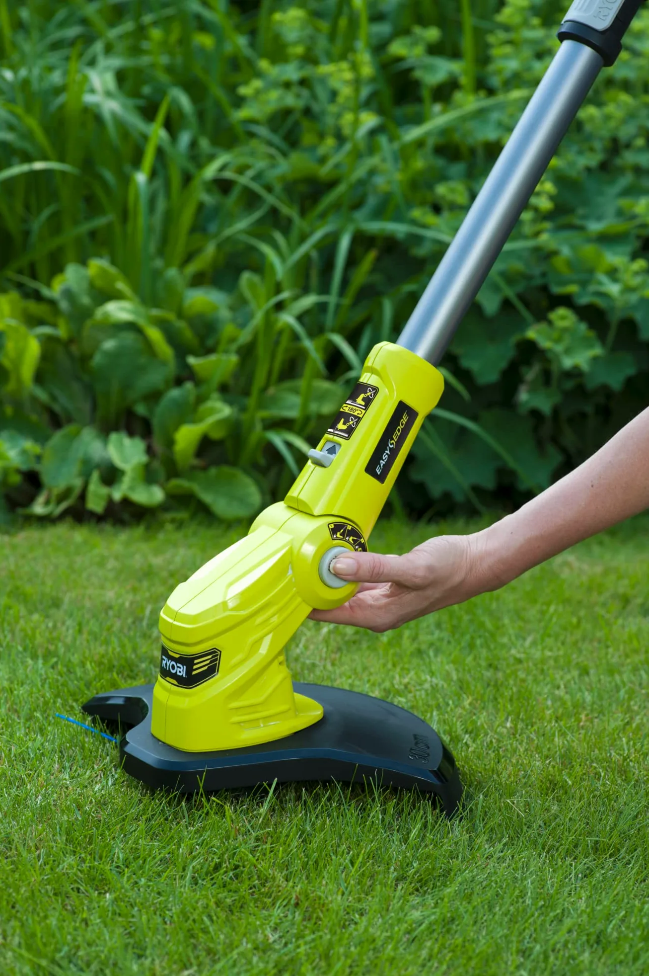 RYOBI - Tronçonneuse Électrique Sans Fil à Batterie 18V ONE+ Moteur Brushless - Guide 30cm - OCS1830 & Coupe-Bordure/Dresse-Bordure Électrique Sans Fil à Batterie 18V ONE+ Ø 25-30cm