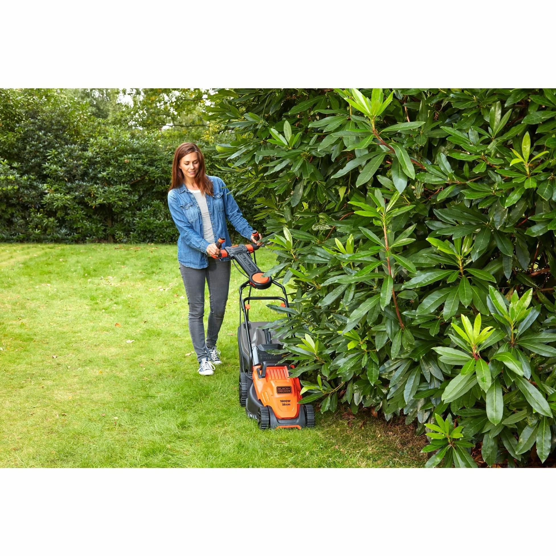 BLACK+DECKER Tondeuse Filaire 1600W, Tondeuse à Gazon Electrique 38 cm, 6 hauteurs réglables 20, 30, 40, 50, 60 et 70 mm, Tondeuse avec Poignée EASYSTEER 3 Positions, BEMW471ES-QS Orange