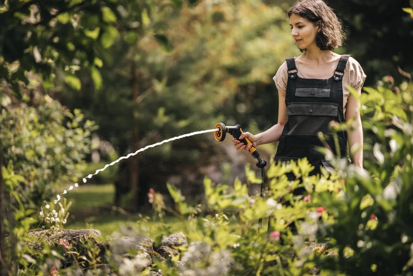 Fiskars Pistolet Pulvérisateur Multi, 5 Jets, Débit réglable en continu | Avec Contrôle Gâchette à l'Avant et verrouillage marche/arrêt, SoftGrip, Taille universelle, noir/orange, 1065482