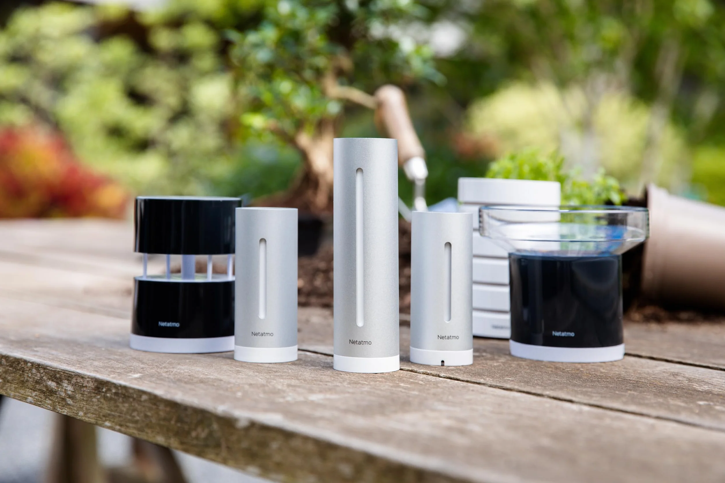 Netatmo Station Météo Intérieur Extérieur Connectée sans Fil avec Support Mural, Thermomètre & Pluviomètre connecté sans-fil pour la Station Météo Netatmo, NRG01-WW, Noir
