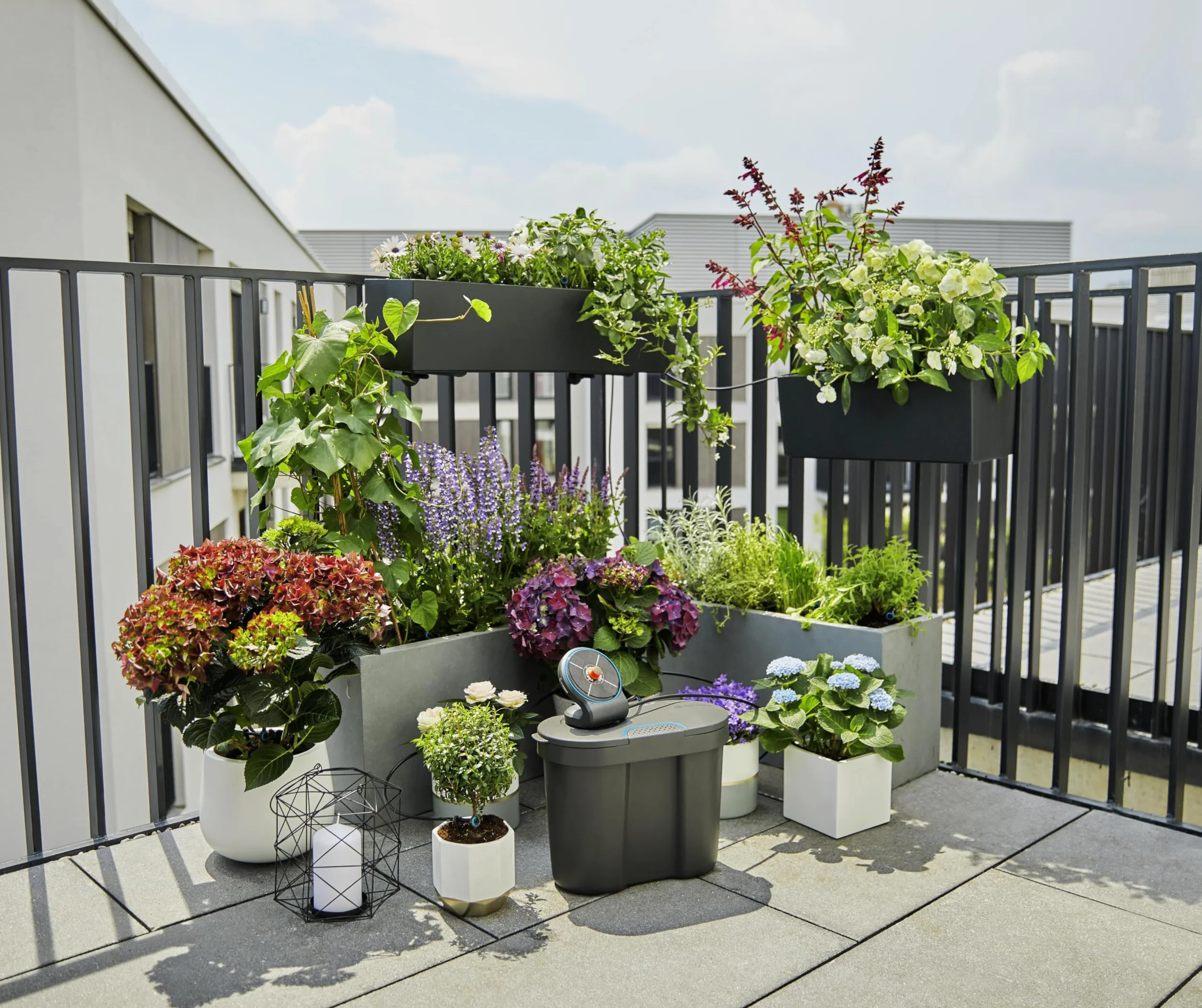 Gardena Aquabloom Solution d'arrosage Automatique Solaire avec réserve d'eau 20 Plantes Goutte à Goutte 14 programmes 13301-20
