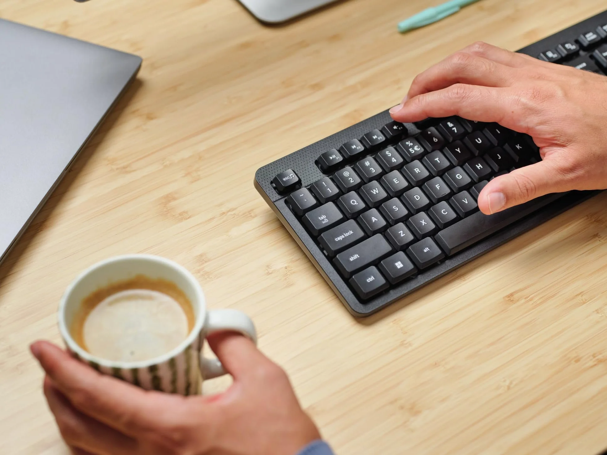 Trust Ymo II Pack Clavier et Souris sans Fil AZERTY Français Silencieux, Résistant aux Éclaboussures, Récepteur USB Unique, Noir