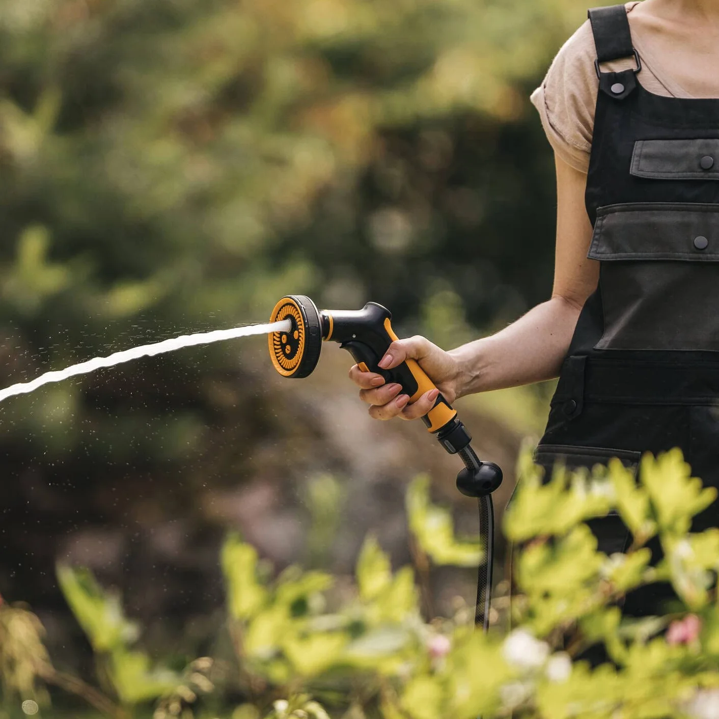 Fiskars Pistolet Pulvérisateur Multi, 5 Jets, Débit réglable en continu | Avec Contrôle Gâchette à l'Avant et verrouillage marche/arrêt, SoftGrip, Taille universelle, noir/orange, 1065482