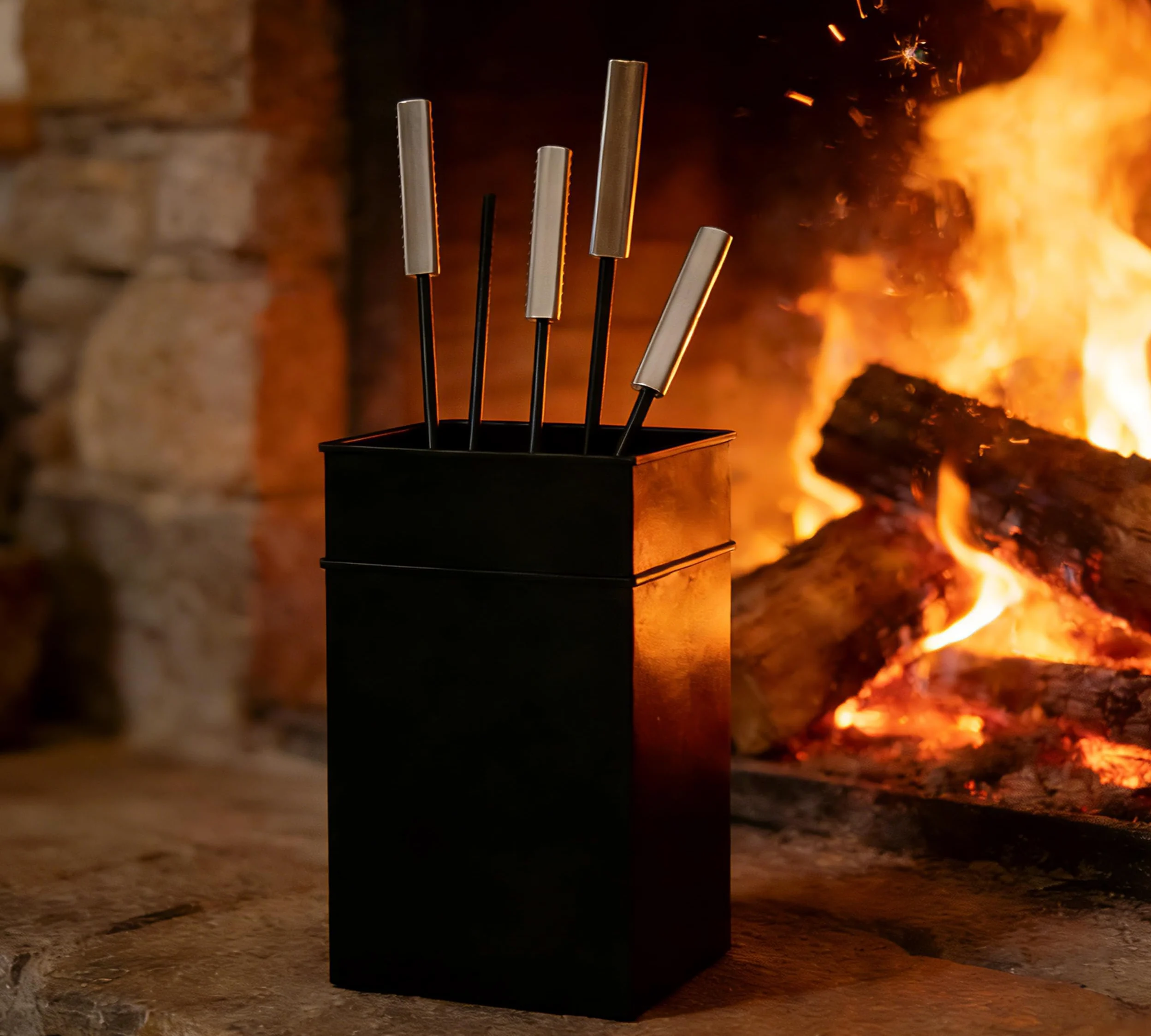 Kingson Ensemble d'outils de cheminée élégant comprenant une brosse, une pelle, un tisonnier et une pince, poignées en acier inoxydable, design élégant pour brûleurs à bûches et cheminées