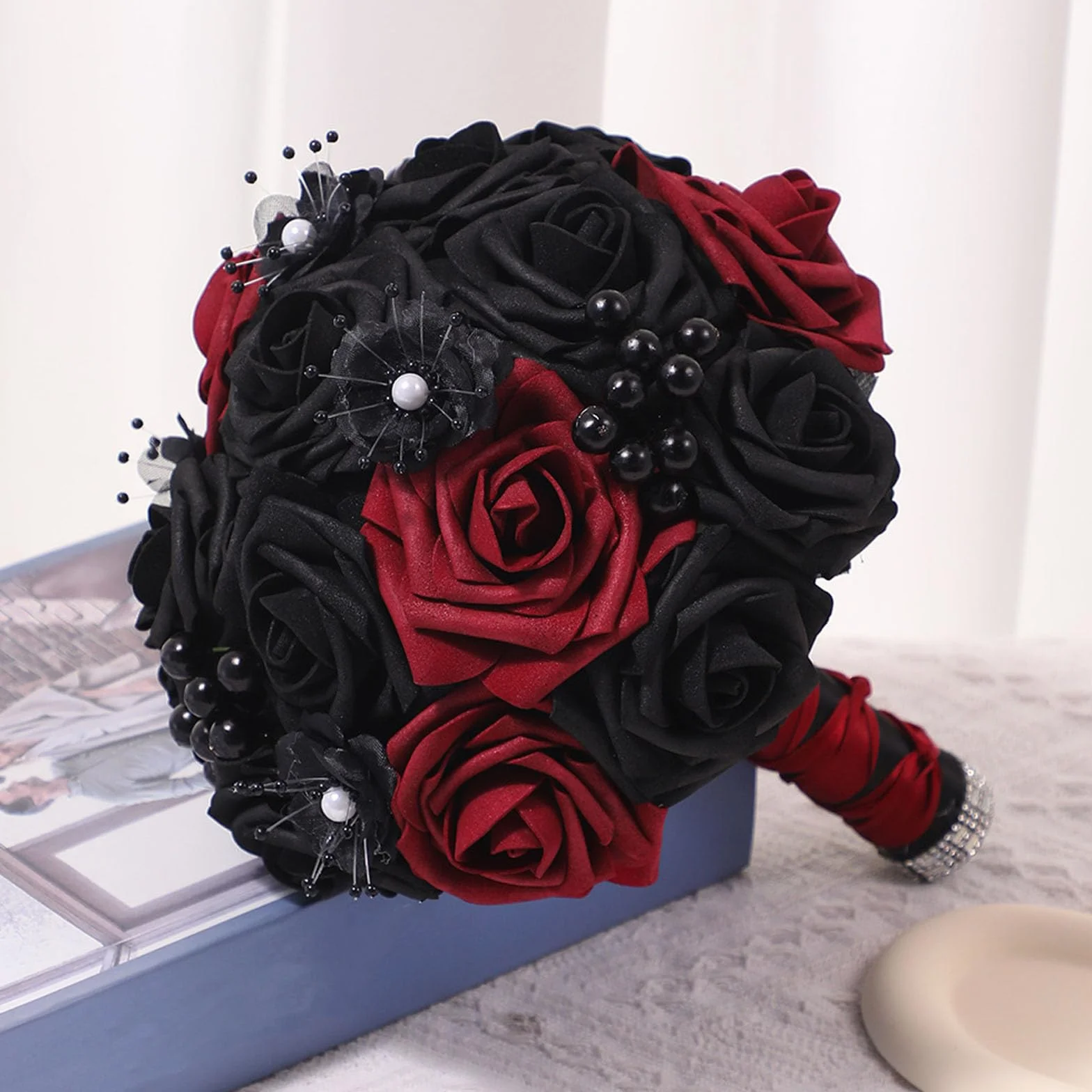 Bouquet de mariage sombre style gothique noir et bordeaux rose pour mariée