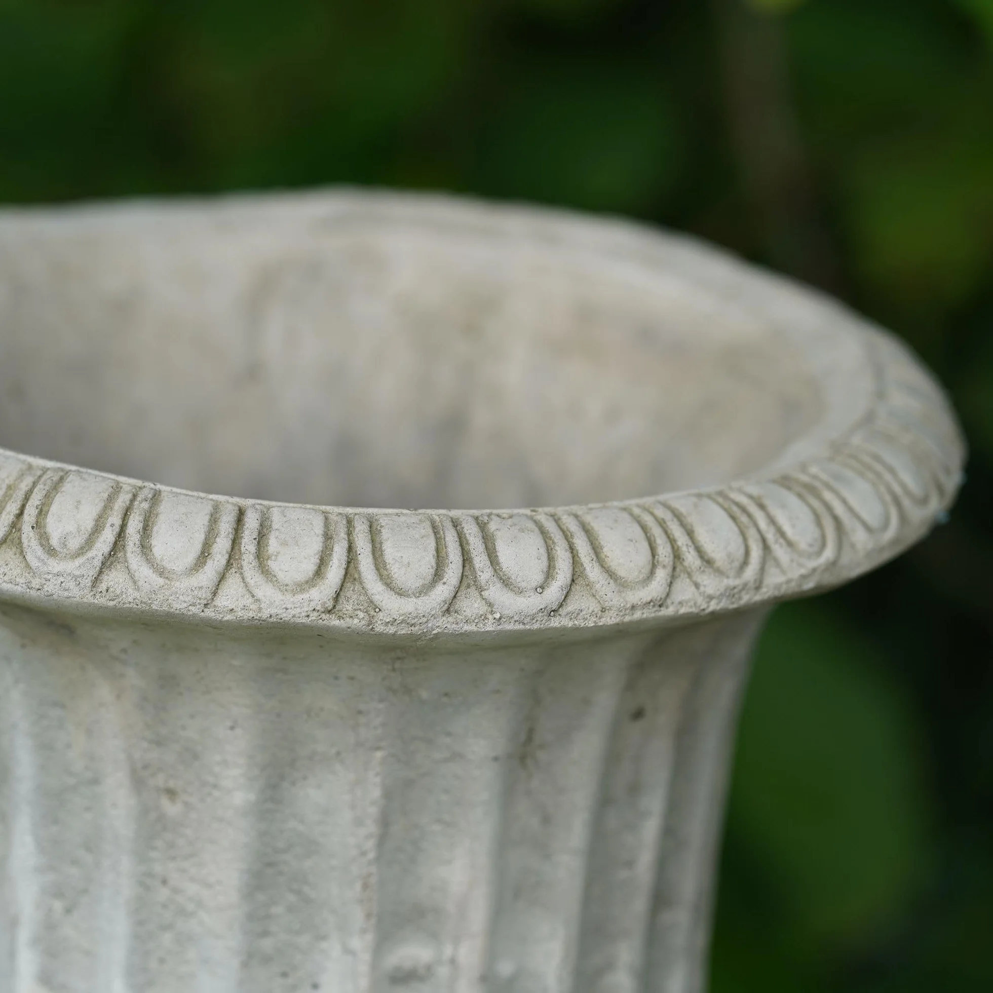 Urne en pierre victorienne Statue jardin nervurée Vase classique extérieur