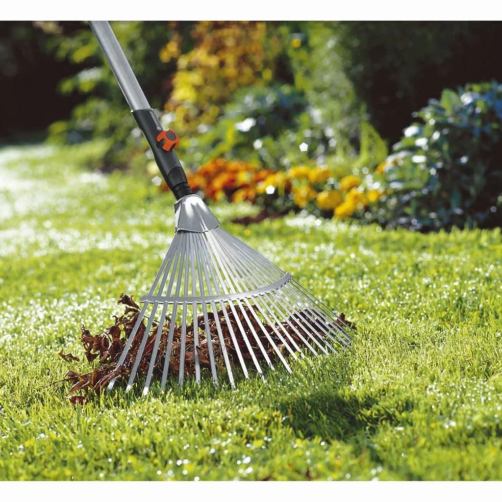 Gardena combisystem balais : Volume des dents d'acier à ressort galvanisées de haute qualité, poignée en bois en bois certifié FSC® 100pour cent , largeur de travail 50 cm (3022-20)