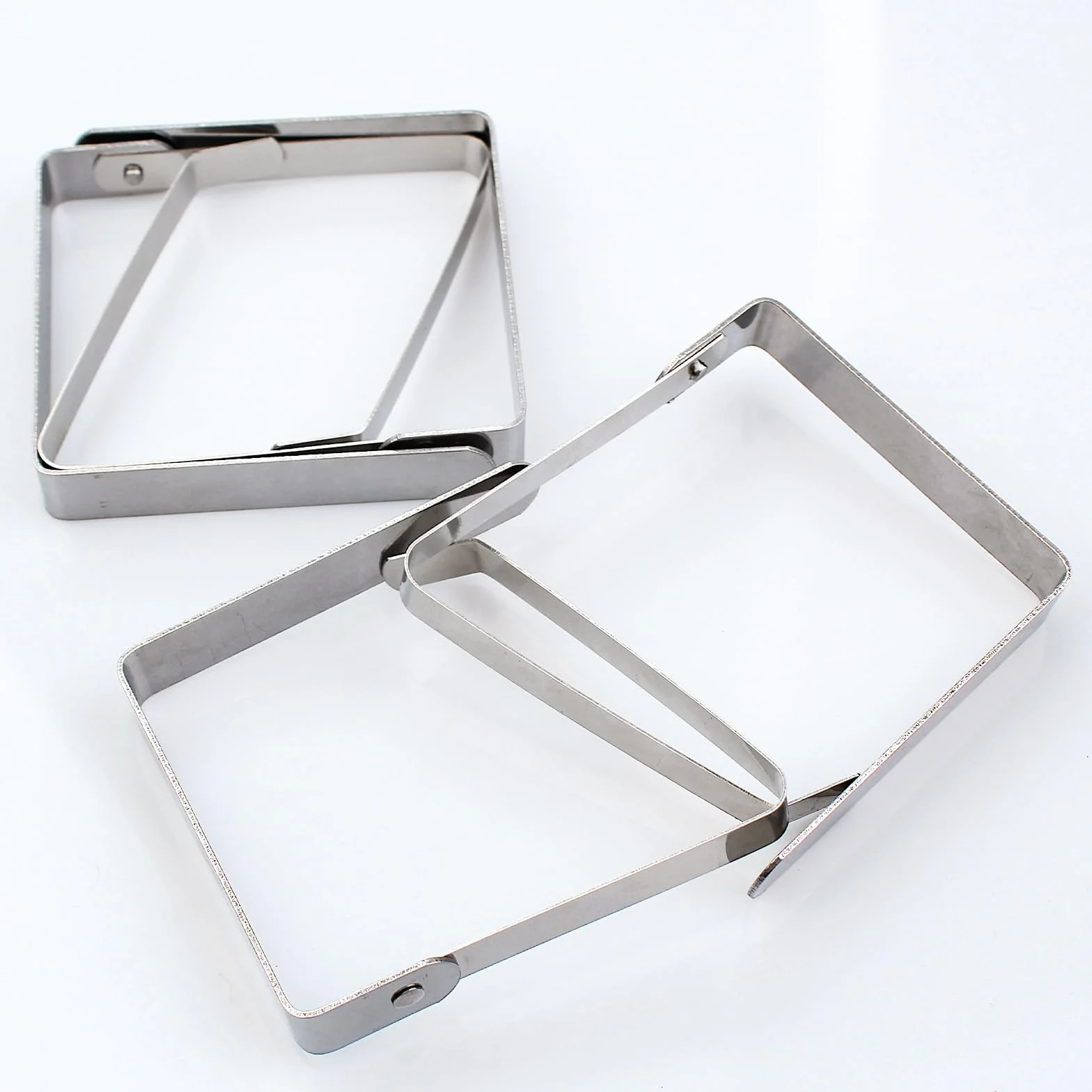 Pince Nappe Inoxydable 4 Pièces 7.5 x 8cm pour Table Exterieur Mariage