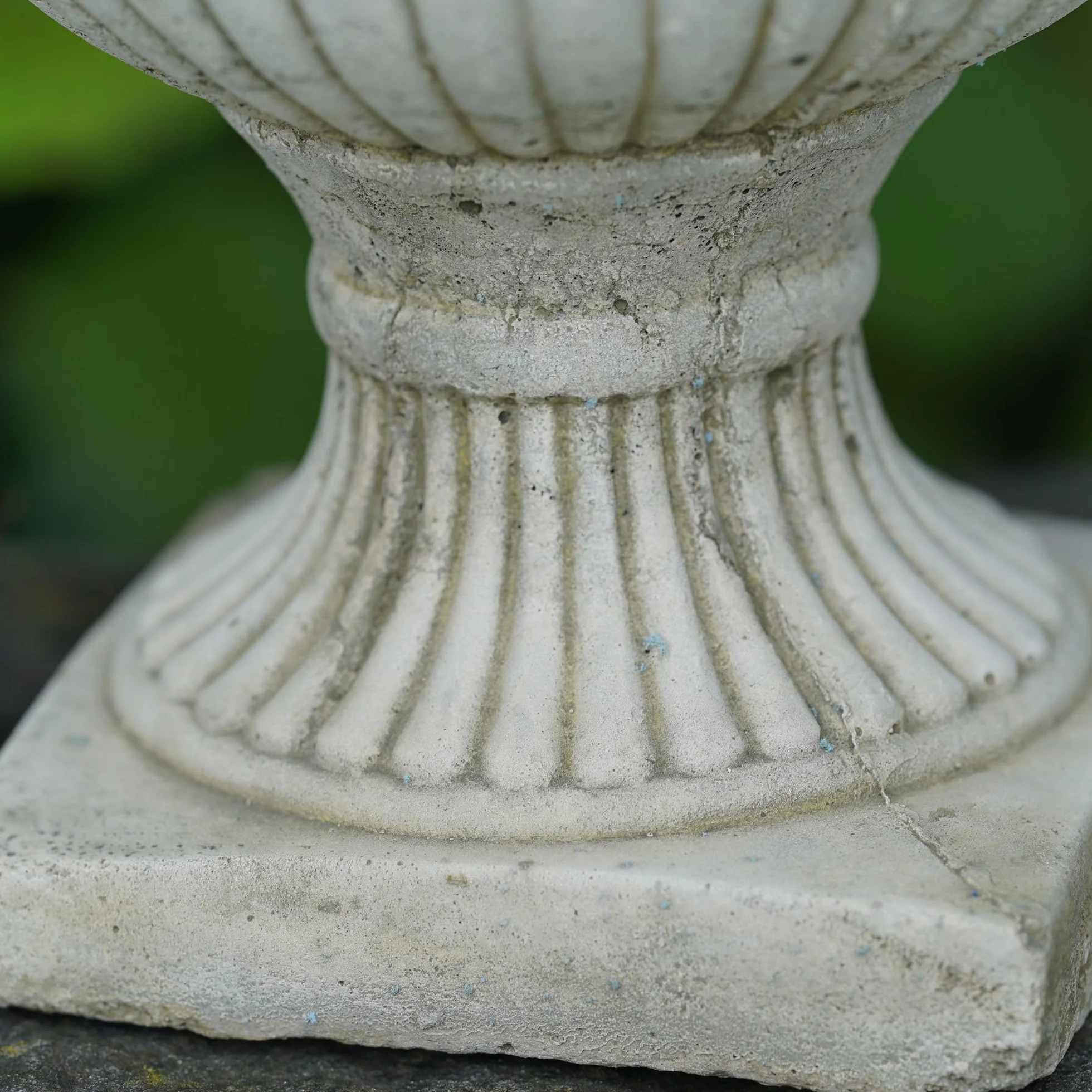 Urne en pierre victorienne Statue jardin nervurée Vase classique extérieur