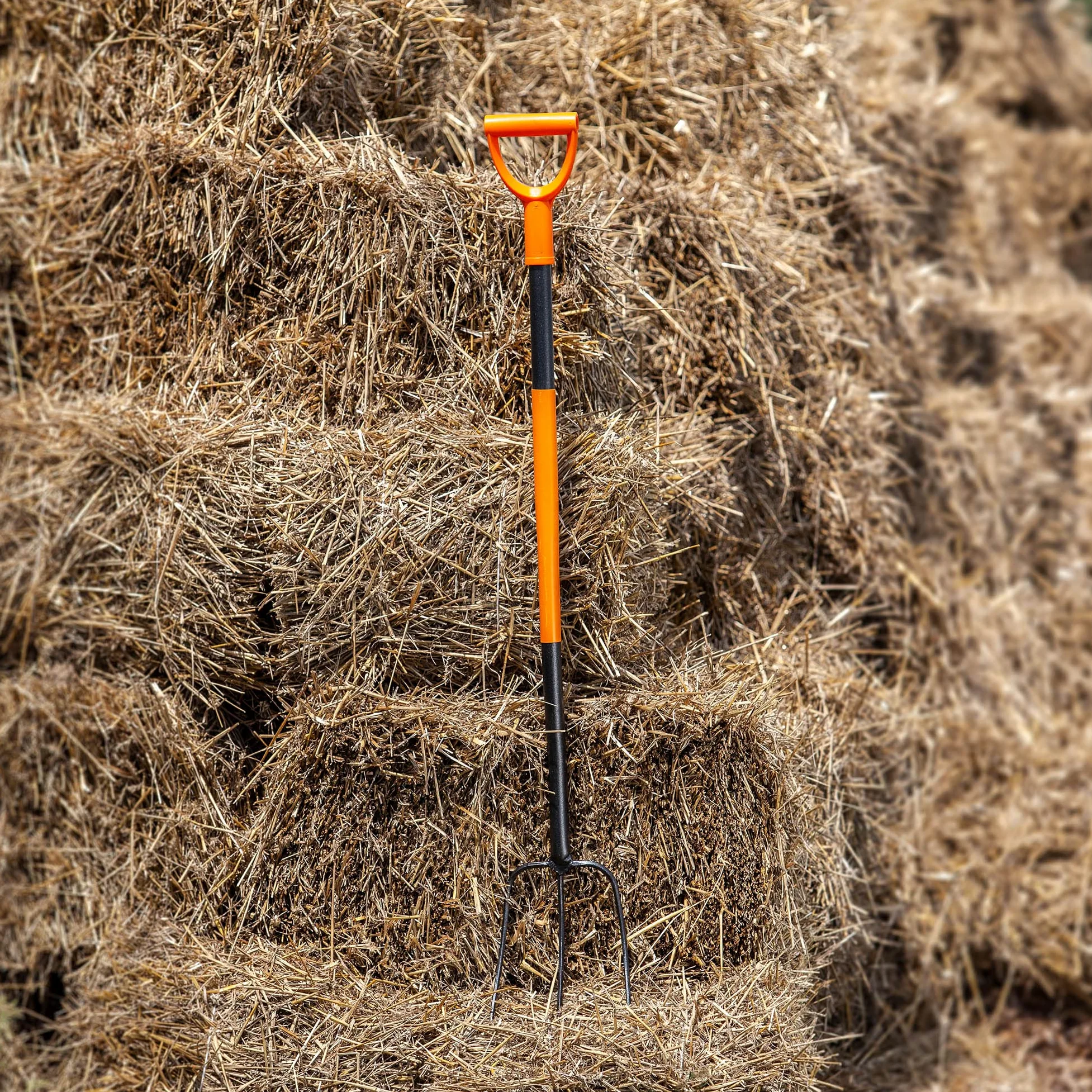 KADAX Fourche à bêcher en Acier, Fourche Longue de 135 cm, Fourche à Foin, Fourche à bêcher pour bêcher, Fourche de Jardin Ergonomique, Fourche à fumier, Fourche avec poignée en D, Fourche de Jardin
