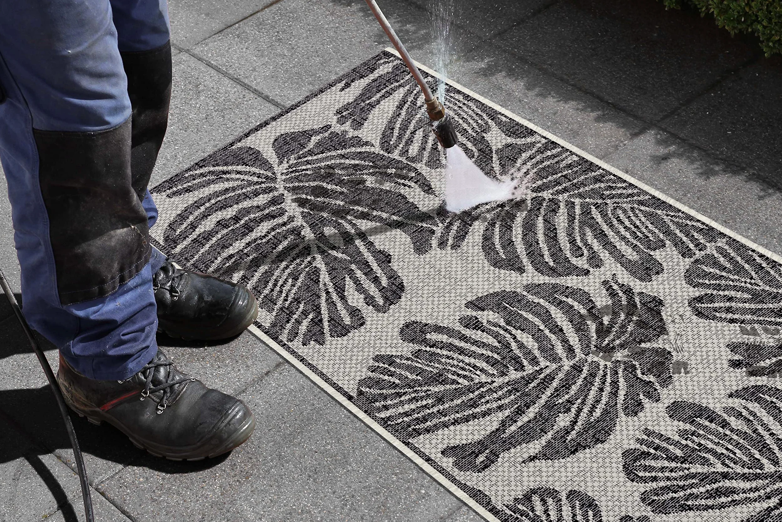 NORTHRUGS Tapis d'extérieur Monstera (70 x 300 cm, Motif Floral, 100% polypropylène, résistant et Facile d'entretien, résistant aux Rayons UV, salon, Balcon, terrasse, Jardin) Noir/crème, 70 x 300 cm