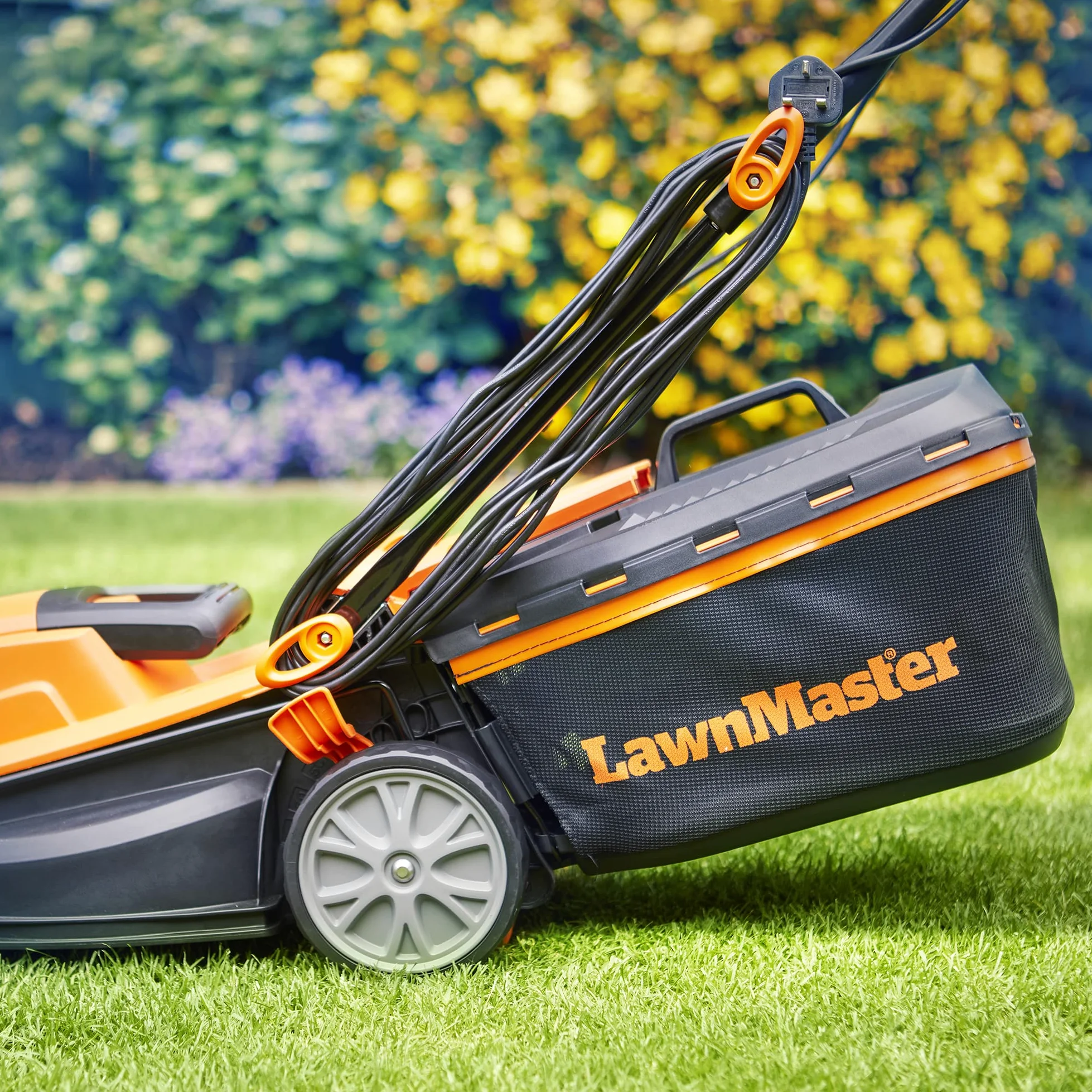 LawnMaster Tondeuse à gazon électrique 1400 W avec largeur de coupe de 34 cm, idéale pour les pelouses de petite et moyenne taille. Avec 6 hauteurs de coupe réglables et rouleau arrière pour une