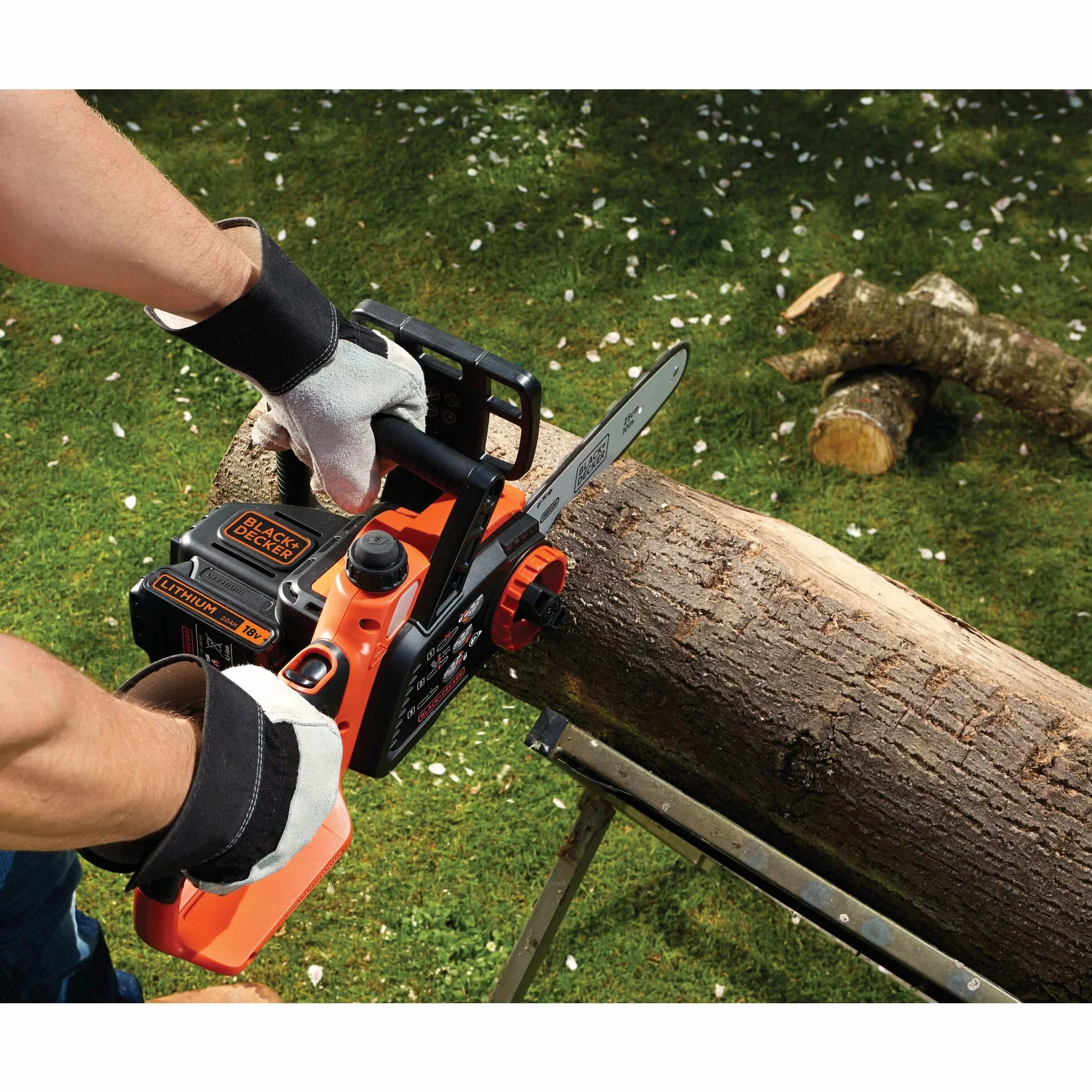BLACK+DECKER Tronçonneuse Sans Fil 18V, Tronçonneuse Electrique 25 cm avec Réservoir 55 ml, Lubrification Semi-Automatique, Tendeur de Chaine Sans Outil, Sans Batterie, Ni Chargeur, GKC1825LB-XJ