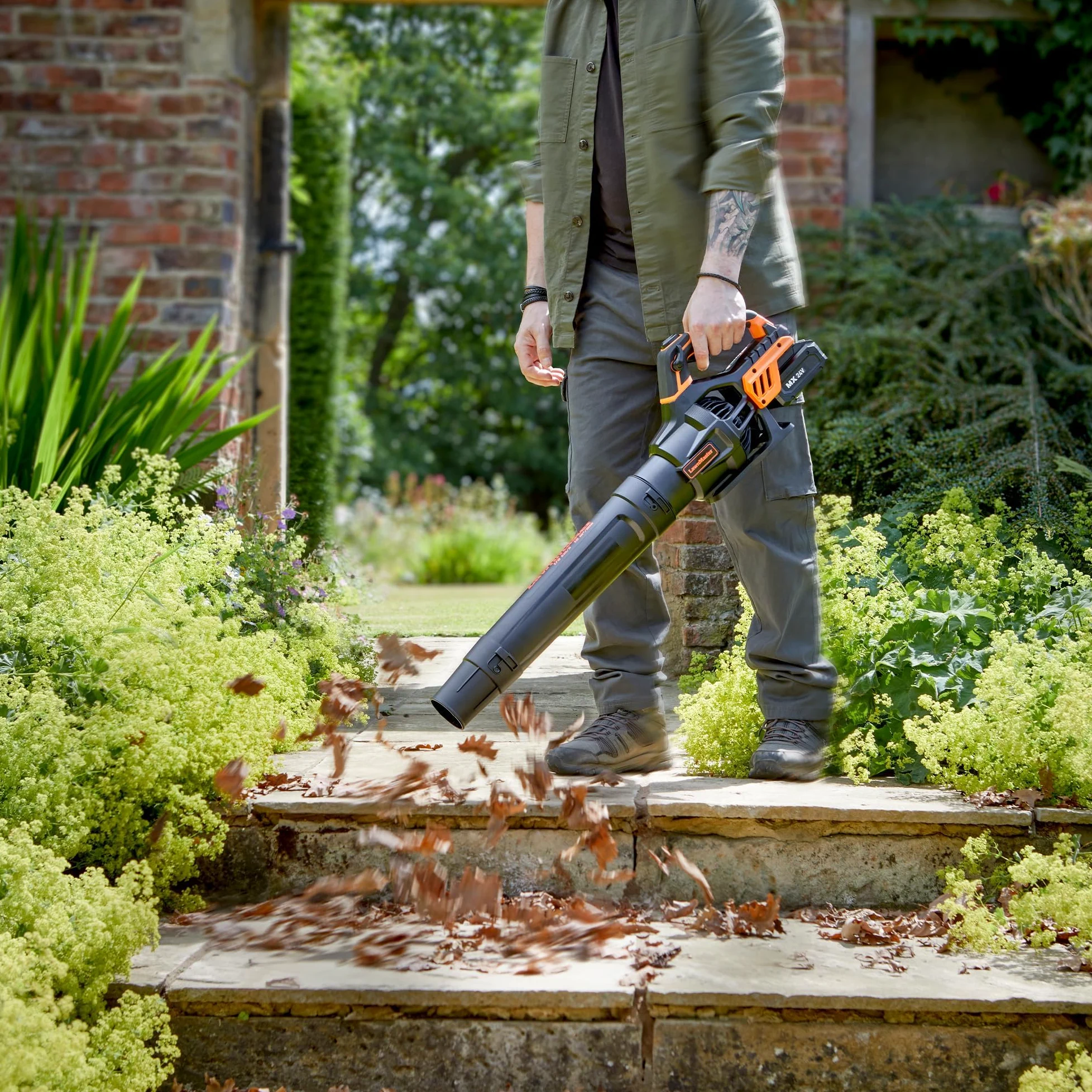 LawnMaster Souffleur Feuilles sans Fil 24V MX avec Mode Turbo | batterie 4Ah avec chargeur, flux d'air puissant, régulateur vitesse Cruise Control et tube amovible, garantie 2 ans