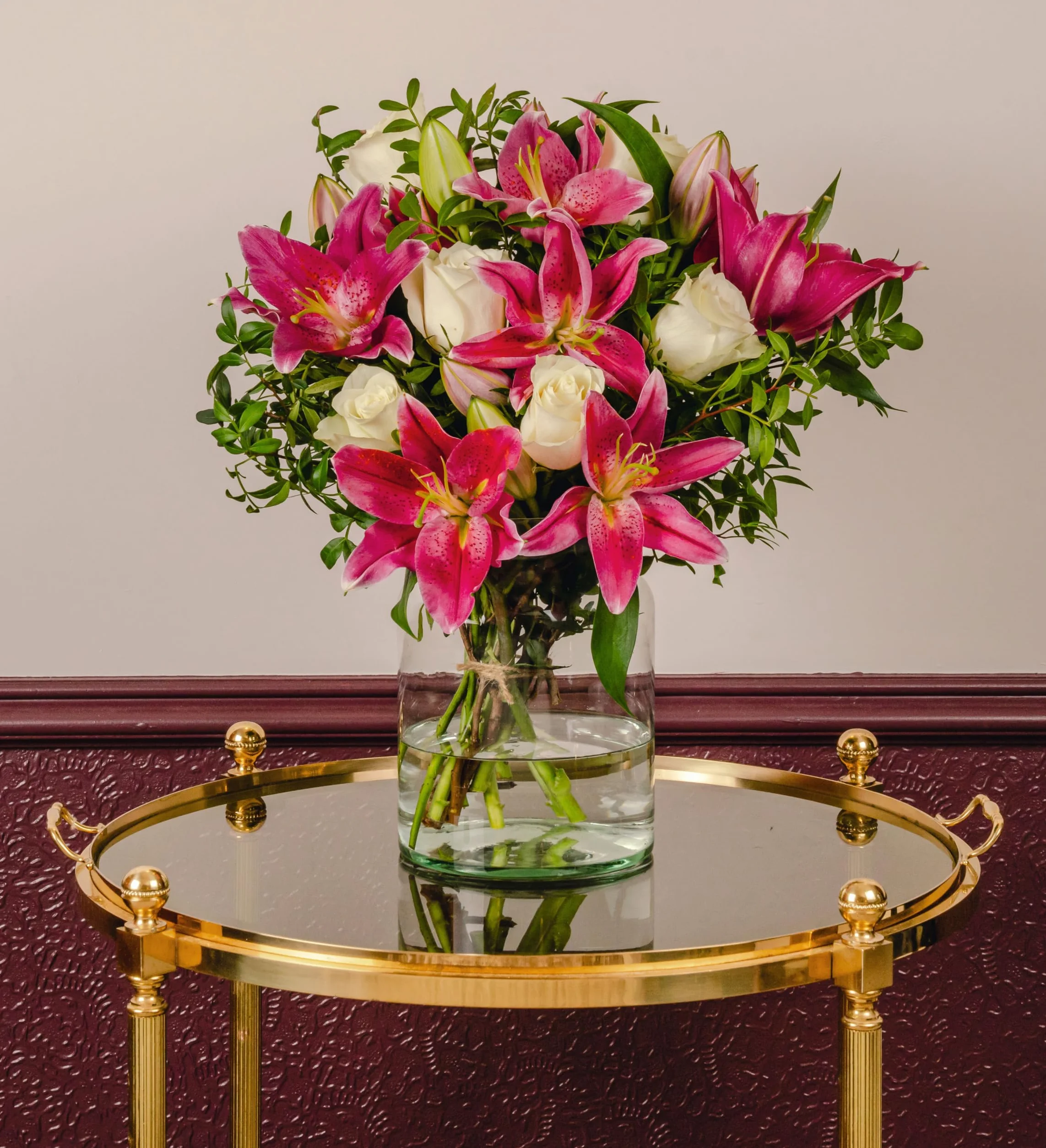 Lys et Roses - Composition florale fraîche livrée à la main - Cadeau élégant