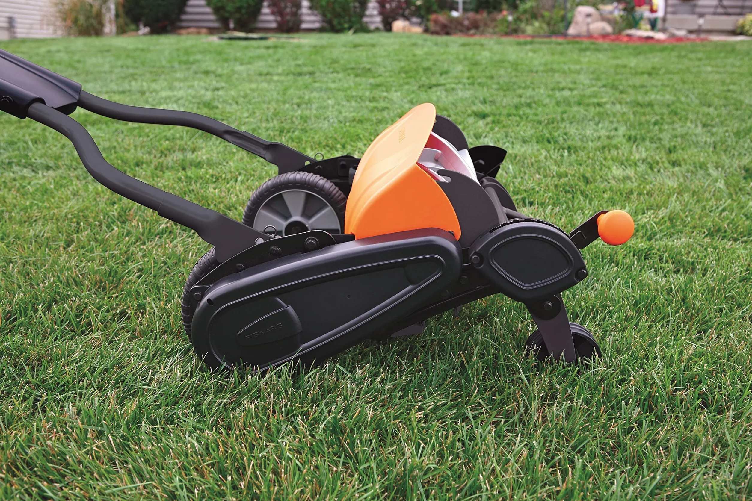 Fiskars Tondeuse à gazon manuelle, Tondeuse à cylindre avec système de coupe sans frottement des lames, Largeur de coupe: 46 cm, Noir/Orange/Argenté, StaySharp Max, 1000591 | Largeur de coupe: 46 cm, Noir/Orange/Argenté, StaySharp Max, 1000591