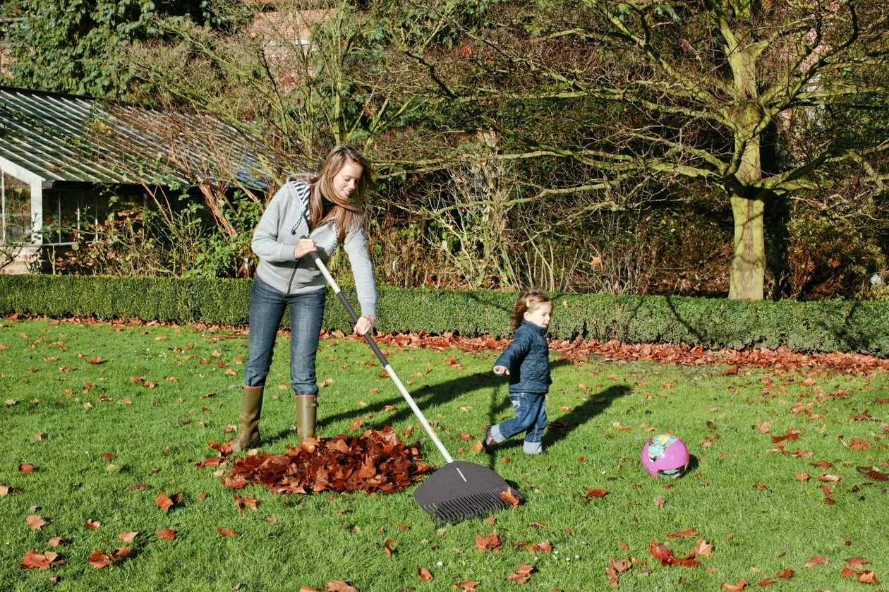 Fiskars Balai à feuilles léger, 25 dents, Largeur: 52 cm, Dents en plastique/Manche en aluminium, Blanc/Noir, Light, 1019606 | Dents en plastique/Manche en aluminium, Blanc/Noir, Light, 1019606