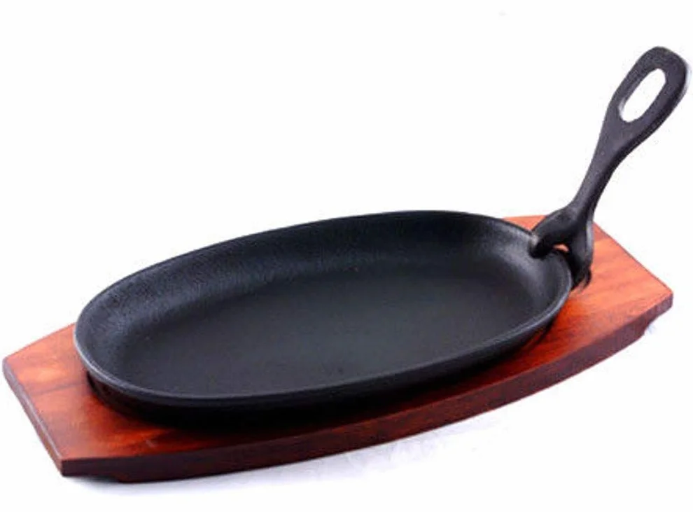 Plaque Sizzling en fonte avec base en bois