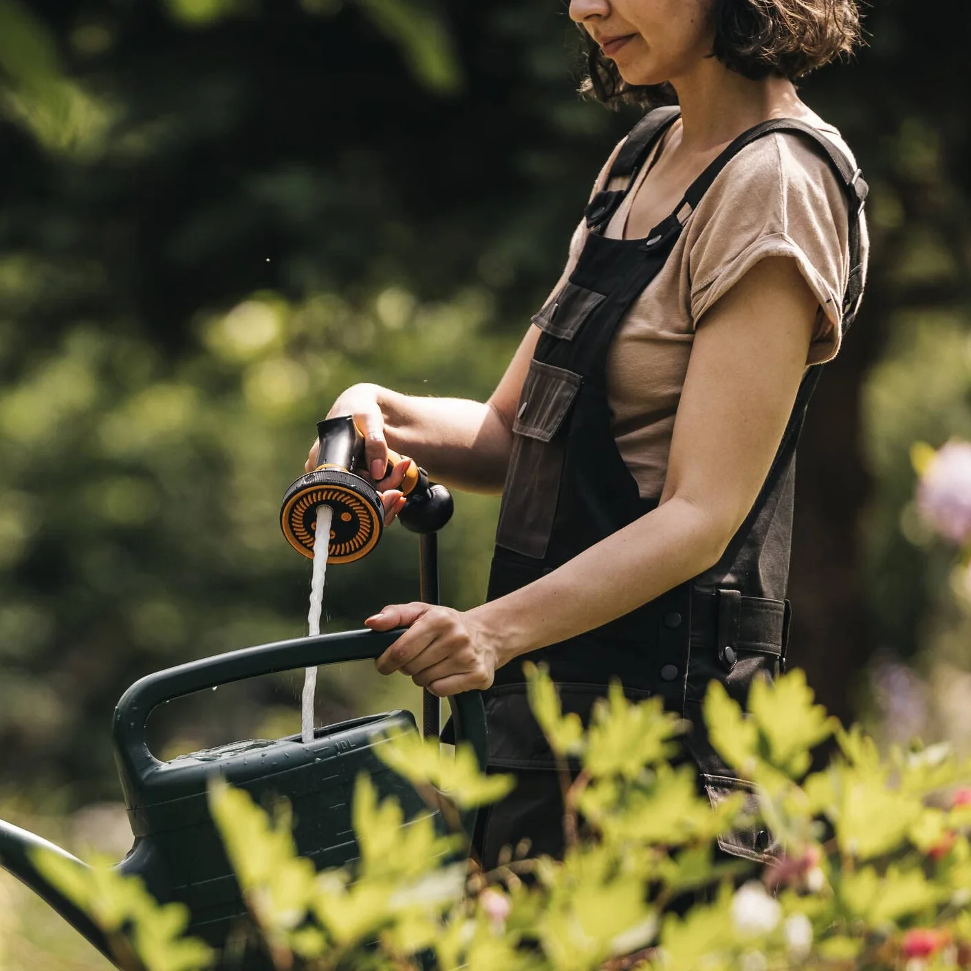 Fiskars Pistolet Pulvérisateur Multi, 5 Jets, Débit réglable en continu | Avec Contrôle Gâchette à l'Avant et verrouillage marche/arrêt, SoftGrip, Taille universelle, noir/orange, 1065482