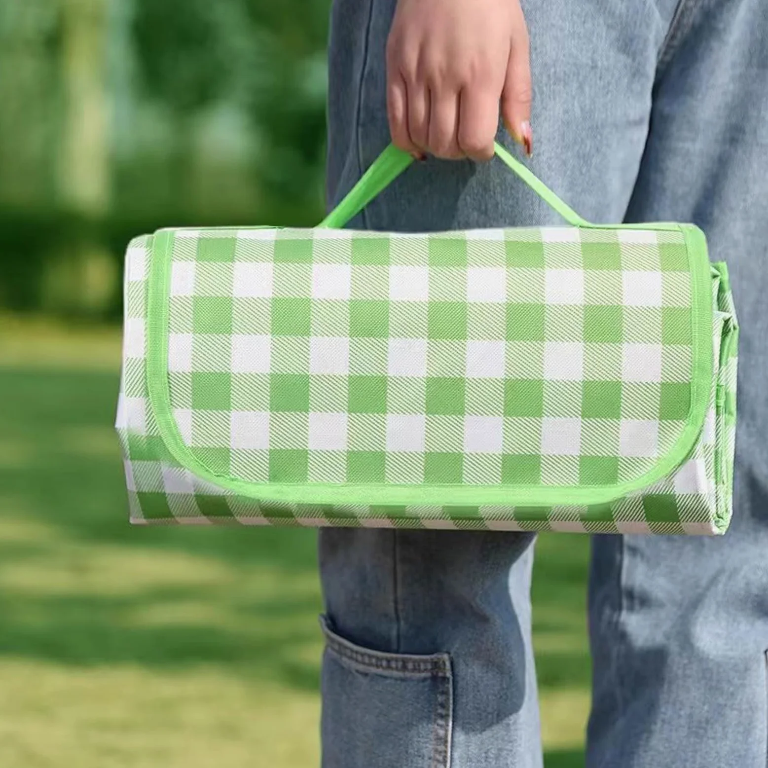 Ce Tapis de Sol Portable imperméable Nic Blanket avec Envers en Ox et PVC est idéal pour Le Camping, la Plage, Les Voyages et la randonnée – revêtement de Sol idéal (L 150 x 200 cm)