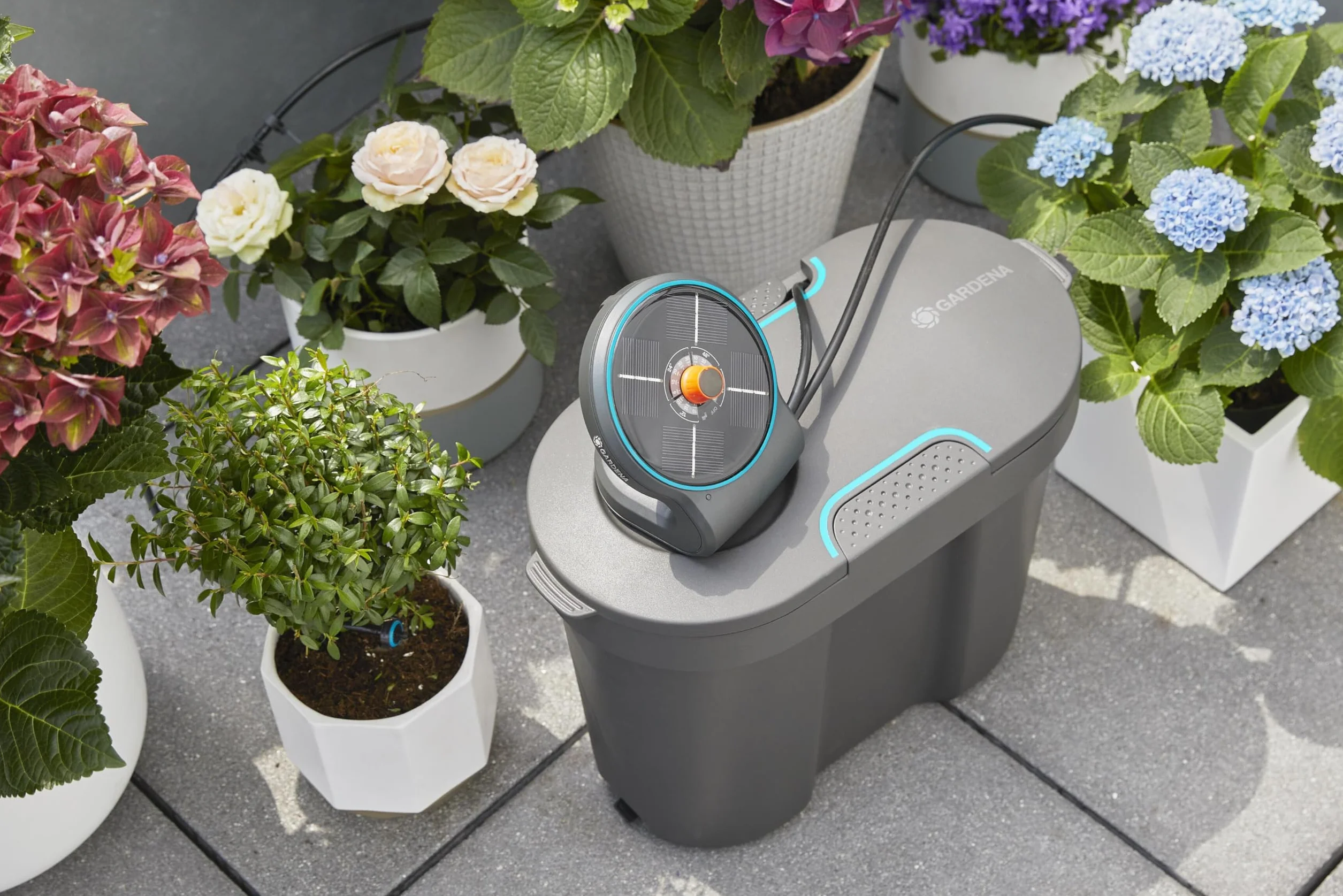 Gardena Aquabloom Solution d'arrosage Automatique Solaire avec réserve d'eau 20 Plantes Goutte à Goutte 14 programmes 13301-20