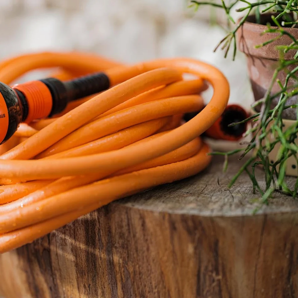 Claber TWIDDY 25m Tuyau extensible avec accessoires, ultraléger anti-torsion, raccords Quick-Click et lance à 5 jets, flexible et compact