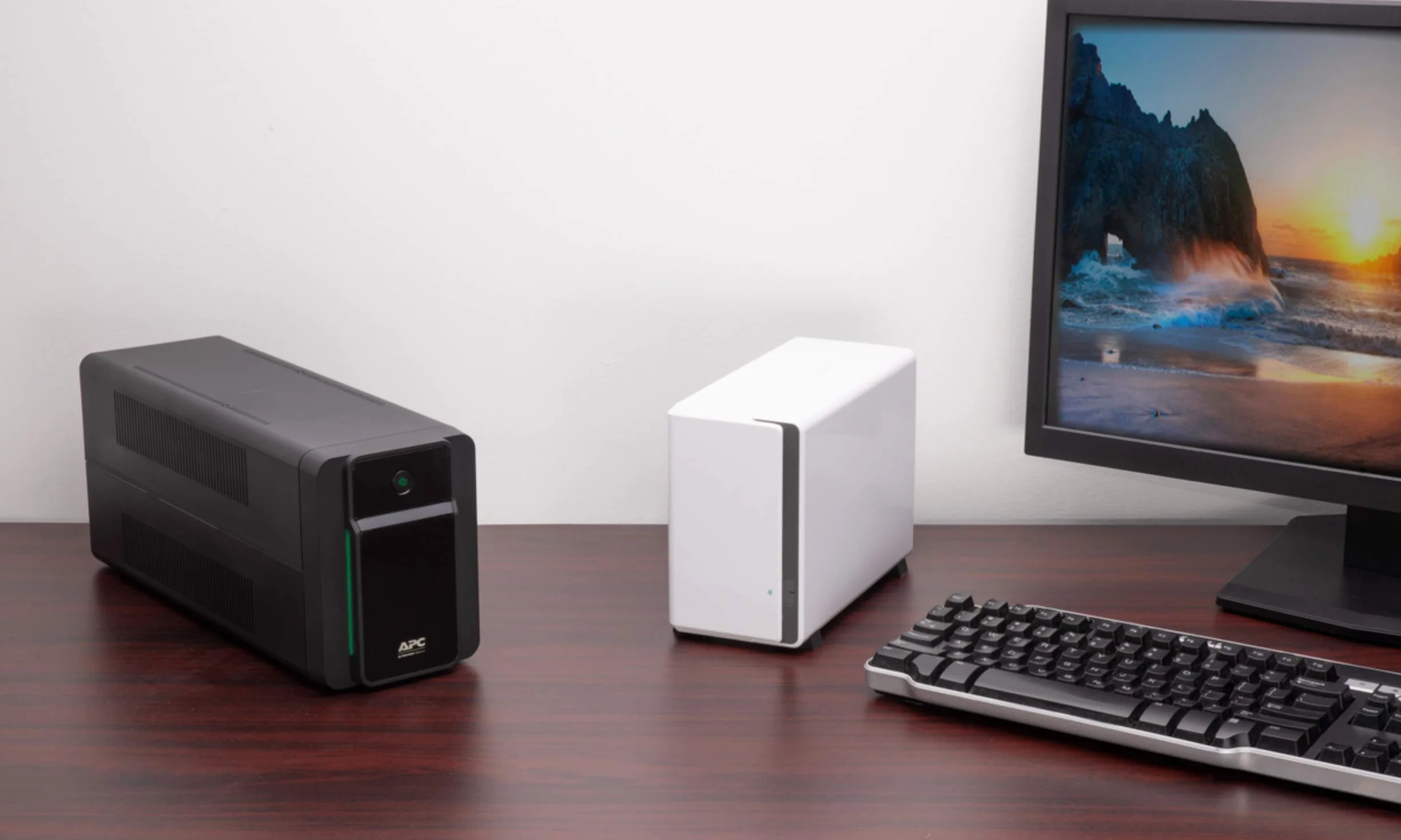 APC Back UPS 750VA BX750MI-FR Onduleur avec AVR Protection Contre Les Surtensions Noir