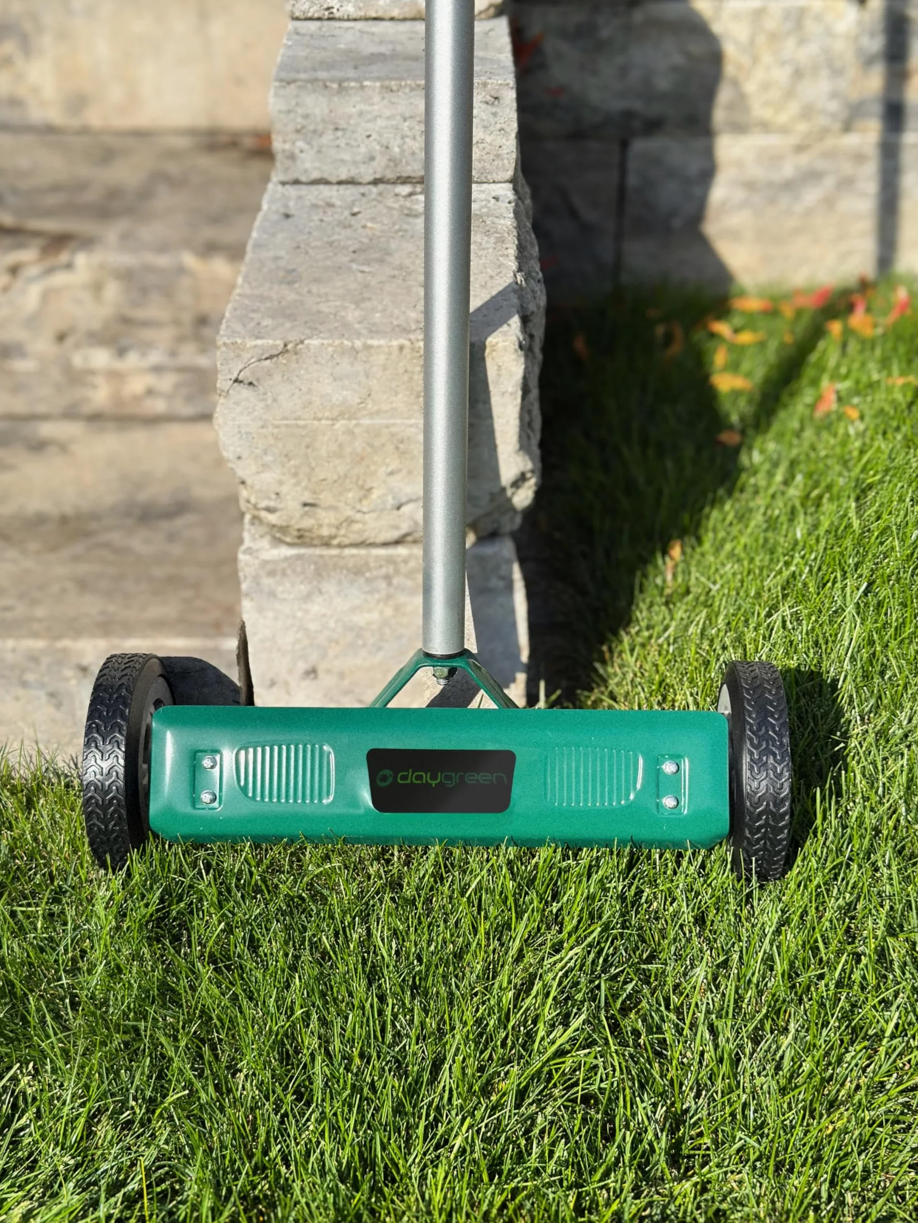 DAYGREEN Scarificateur manuel VT-32 - Éliminateur de mousse et de mauvaises herbes avec 11 lames en acier inoxydable - Largeur de travail de 32 cm - Roues à roulement doux pour la pelouse