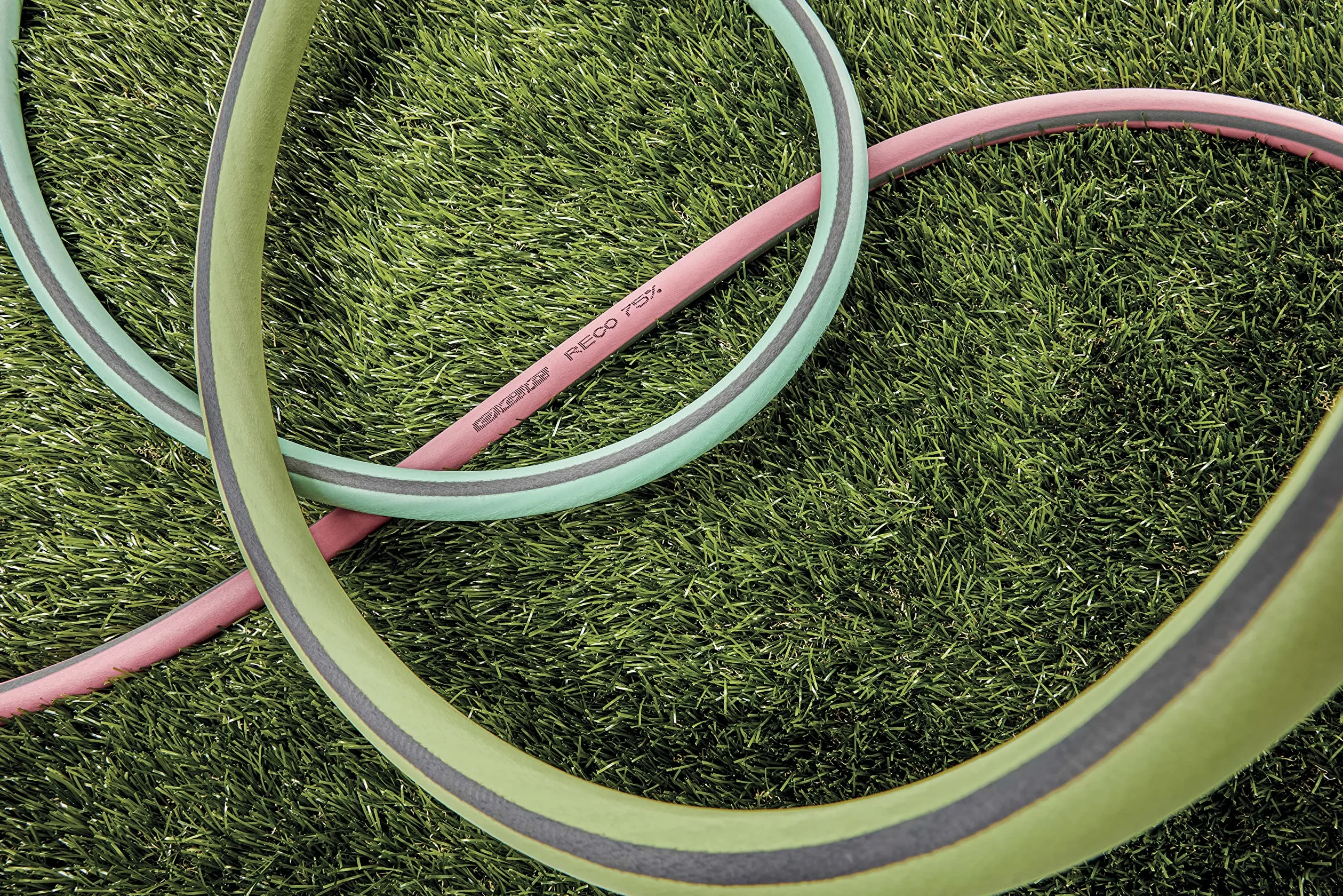 G.F. Srl TUYAU RECO, 25m de tuyau pour arrosage 12,5 mm (1/2") en PLASTIQUE RECYCLE, équipé de KIT pour l'arrosage (lance ergonomique 3 jets, raccords, nez de robinet). Fabriqué en France, Vert Lime