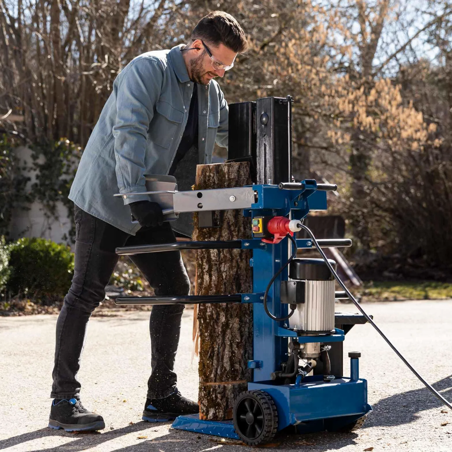 Scheppach Fendeur de bûches vertical Compact 8T - 400V - 3500W - triphasé | Force de fendage de 7,95T - Longueur du bois : 1 070 mm / Ø max. : 350 mm - câble 10m inclus