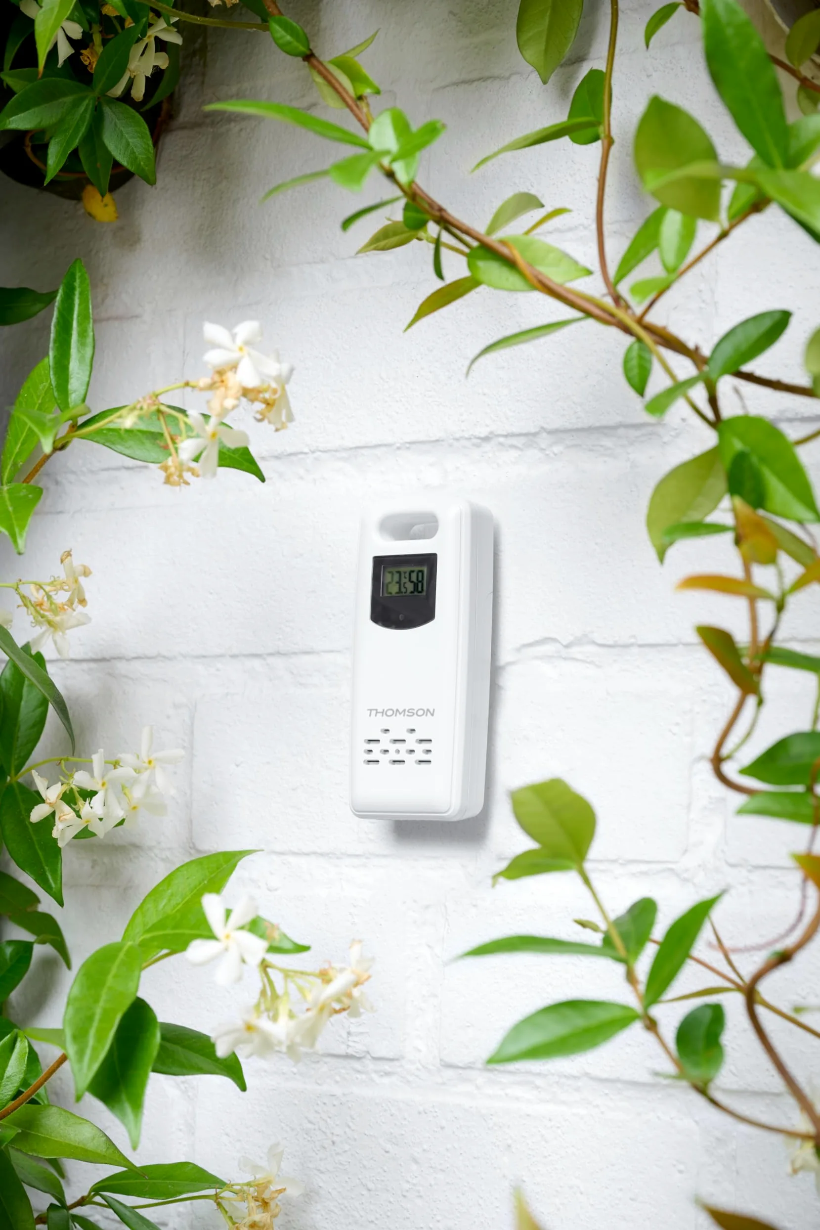 THOMSON Enceinte Bluetooth 5.3 et Station Météo Sans Fil, Radio FM, Horloge Radiopilotée, Thermomètre et Hygromètre Intérieur/Extérieur, Qualité de l'Air, Structure Bois - Blanc - WS102TWH