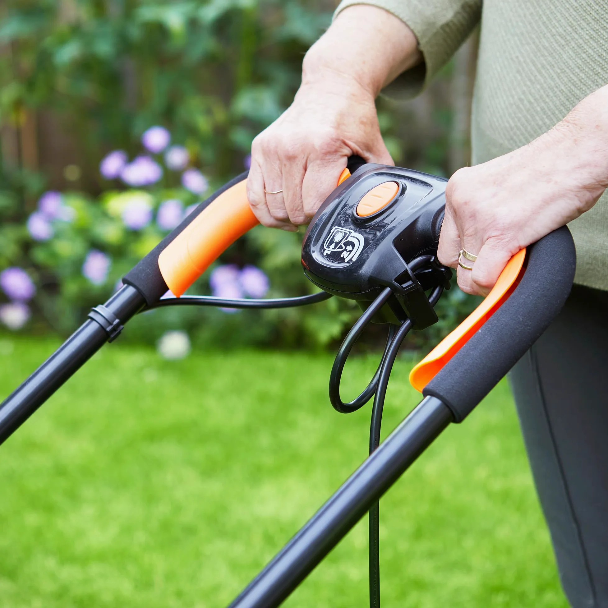 LawnMaster Tondeuse électrique 1700 W 33 cm – Boîte de Collecte d'herbe, hauteurs de Coupe réglables, pour pelouses de Petite et Moyenne Taille