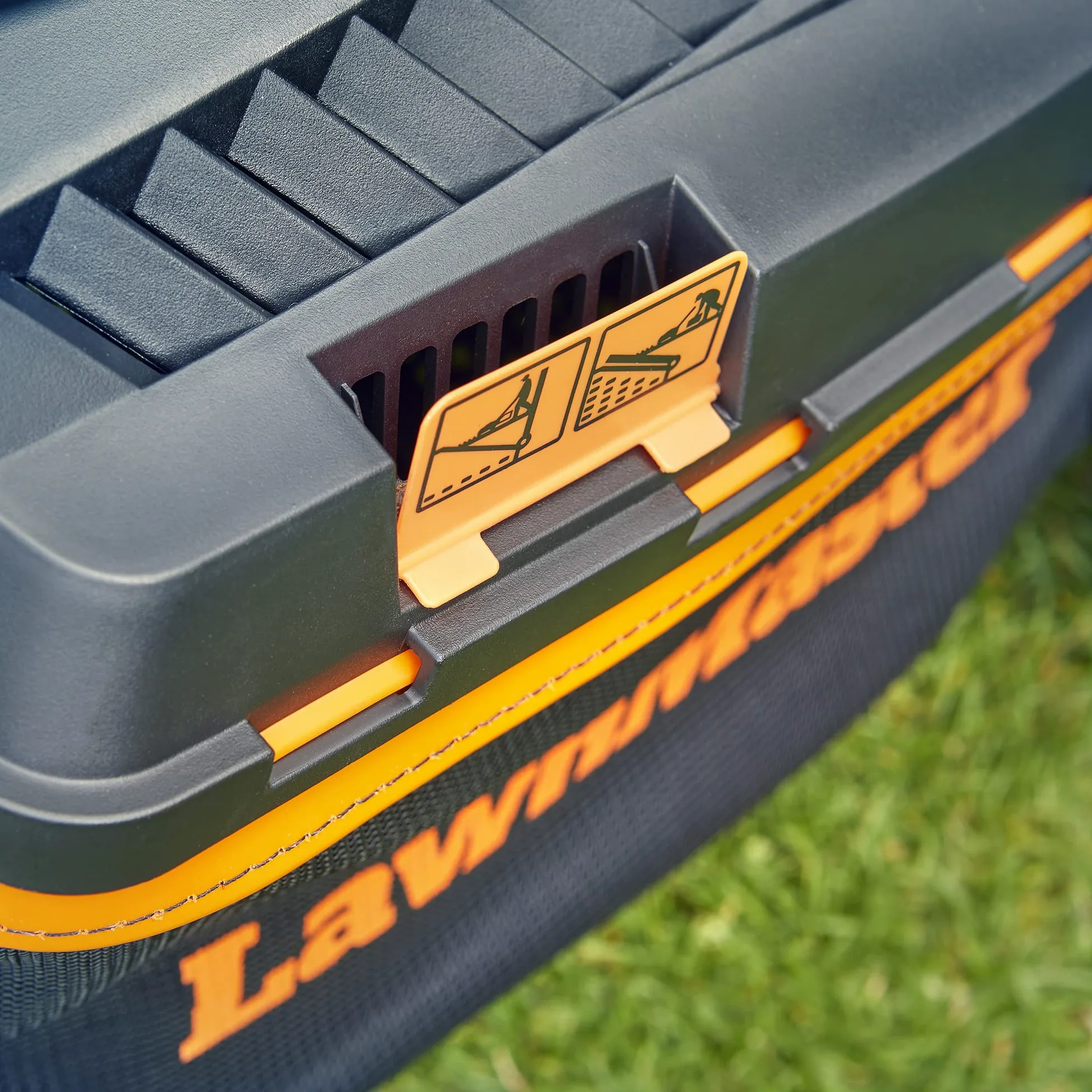 LawnMaster Tondeuse à gazon électrique 1400 W avec largeur de coupe de 34 cm, idéale pour les pelouses de petite et moyenne taille. Avec 6 hauteurs de coupe réglables et rouleau arrière pour une