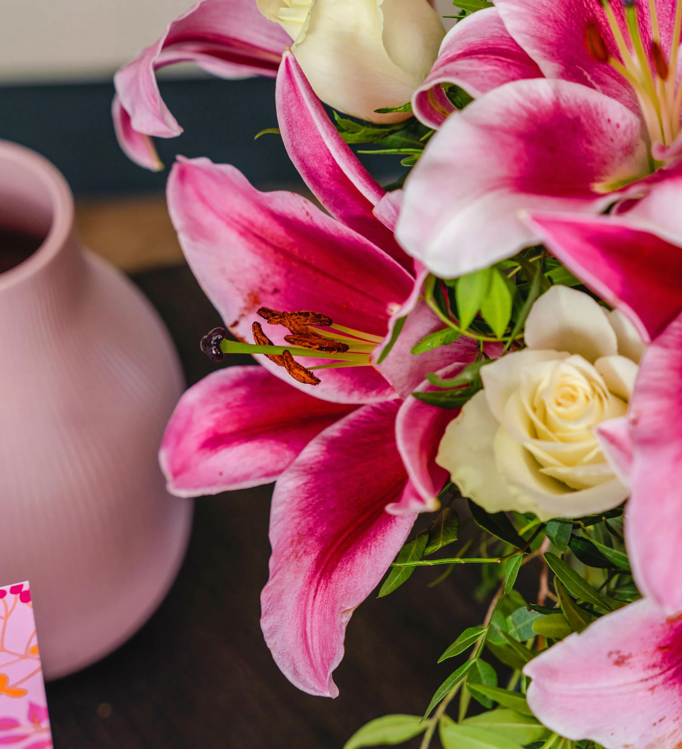 Arrangement de fleurs fraîches livré à la main – Cadeau élégant avec livraison le jour suivant