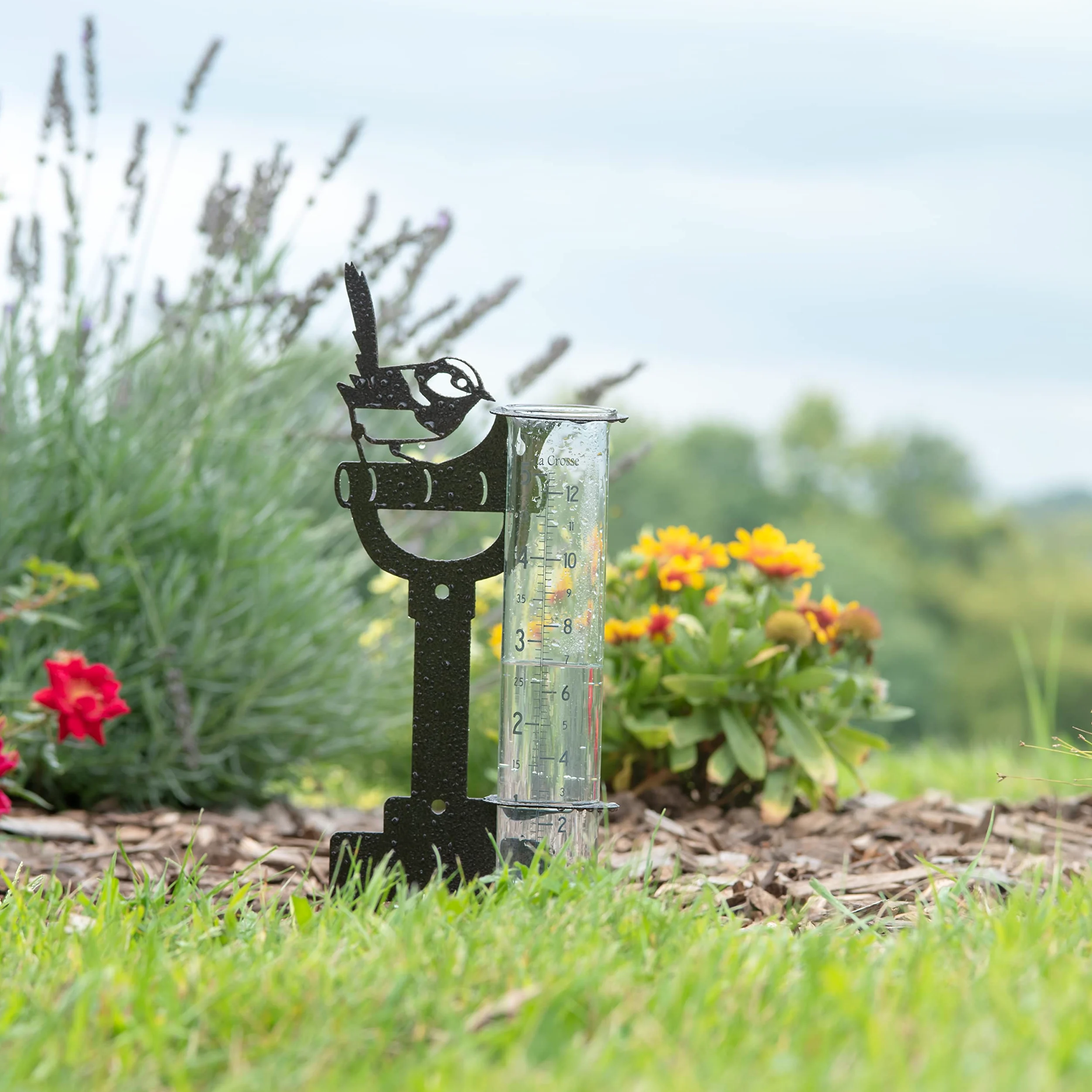 La Crosse 704-98937-INT Pluviomètre de Jardin en métal avec Tube en Verre de 12,7 cm Bronze martelé