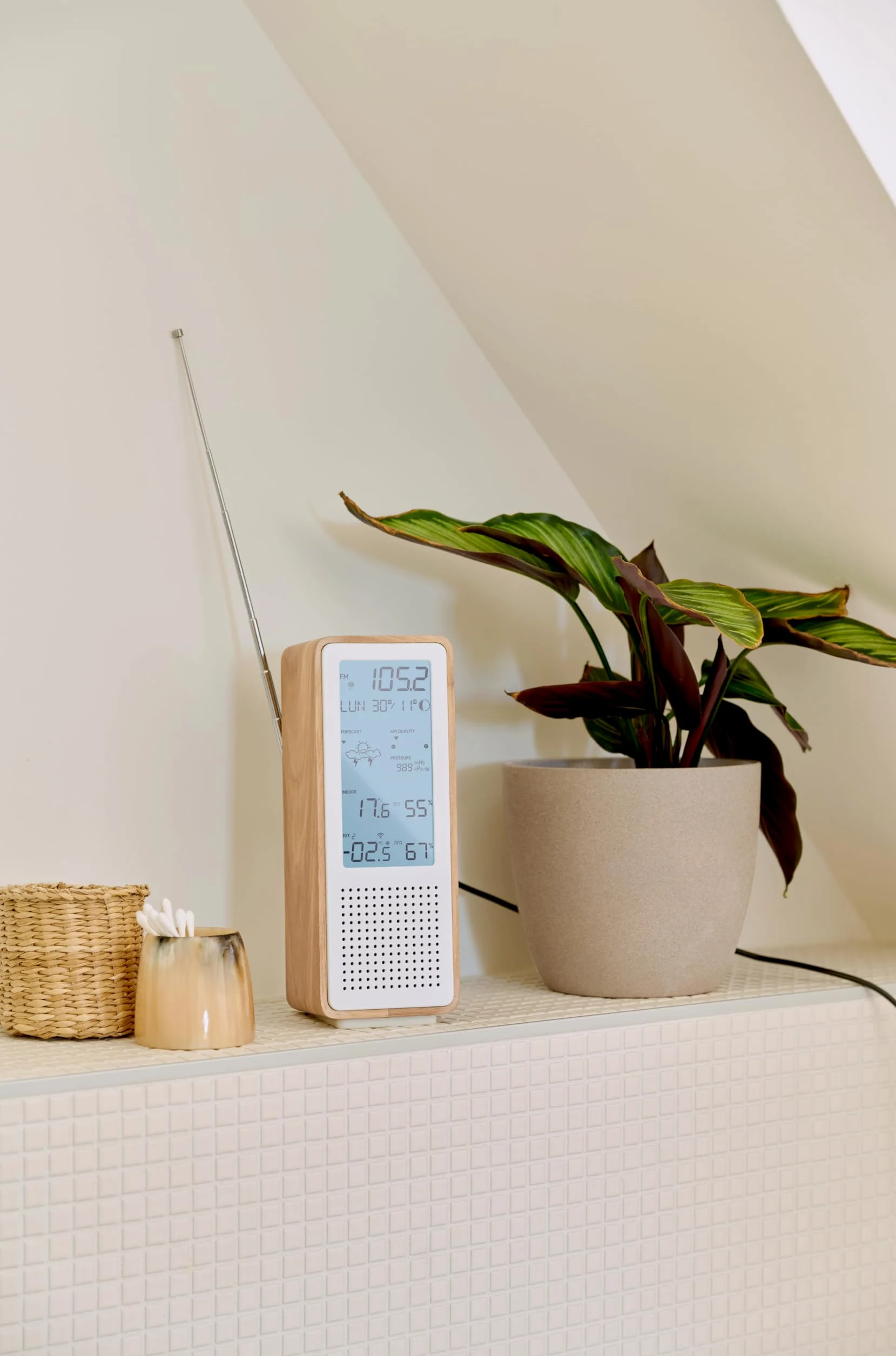 THOMSON Enceinte Bluetooth 5.3 et Station Météo Sans Fil, Radio FM, Horloge Radiopilotée, Thermomètre et Hygromètre Intérieur/Extérieur, Qualité de l'Air, Structure Bois - Blanc - WS102TWH