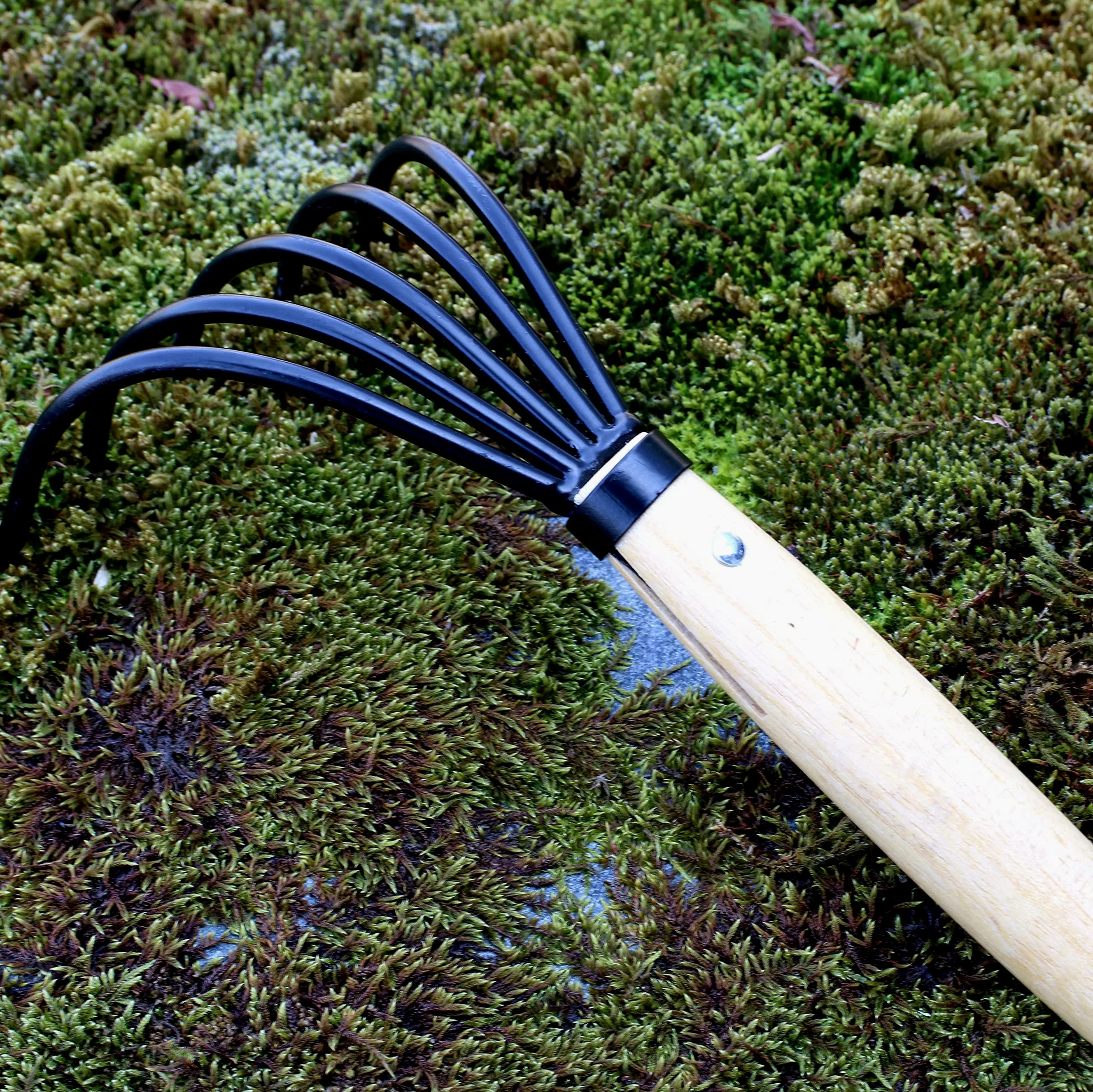 KAKURI Cultivateur Manuel Japonais en Acier au Carbone forgé à la Main, Petit râteau à Main pour désherber, Creuser, cultiver, ramasser des Feuilles, Noir, fabriqué au Japon