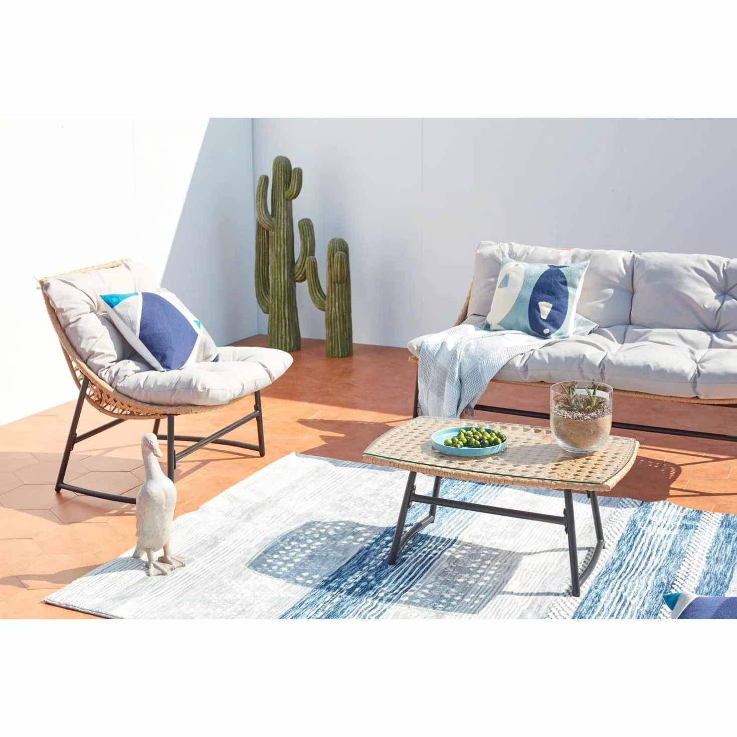 Salon de Jardin 4 Places GUAHANA Résine Aspect Rotin Structure Acier Table Basse Verre Trempé