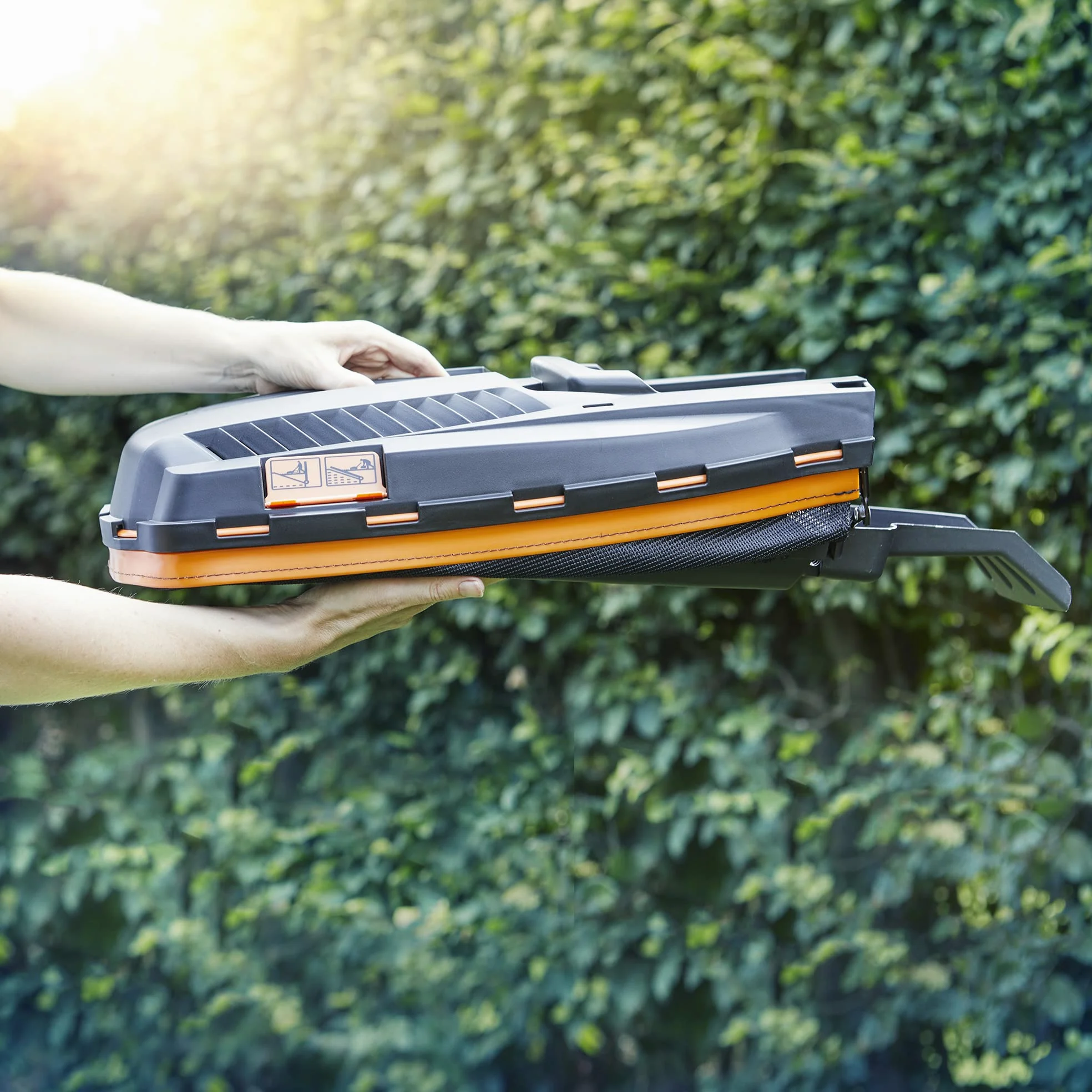 LawnMaster Tondeuse à gazon électrique 1400 W avec largeur de coupe de 34 cm, idéale pour les pelouses de petite et moyenne taille. Avec 6 hauteurs de coupe réglables et rouleau arrière pour une