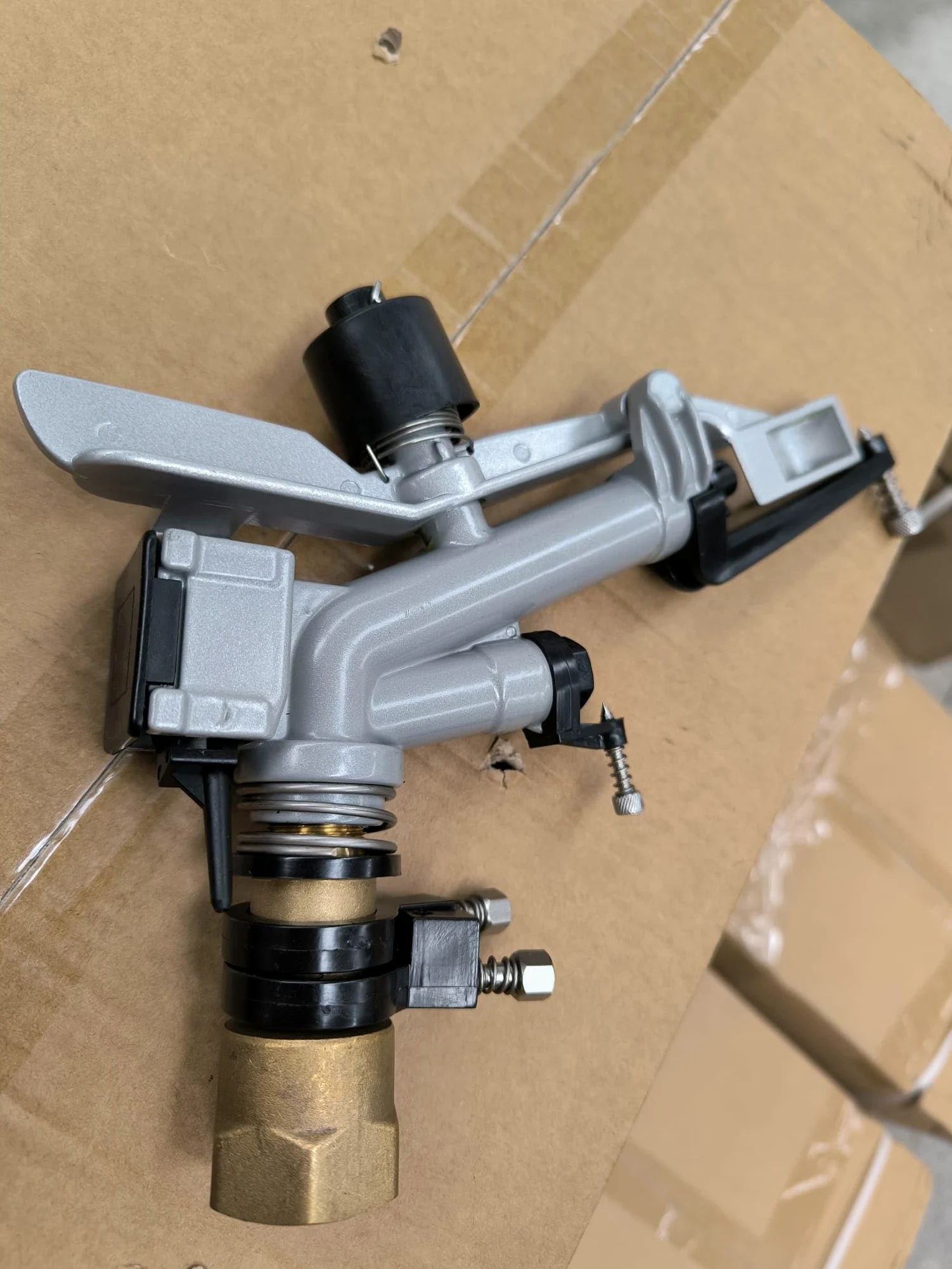 Suinga Arroseurs IBIS avec Angle de Pulvérisation Réglable, Filetage Femelle 1'', Portée de 13 à 23m pour Jardin, Pelouse et Irrigation Professionnelle, Gris