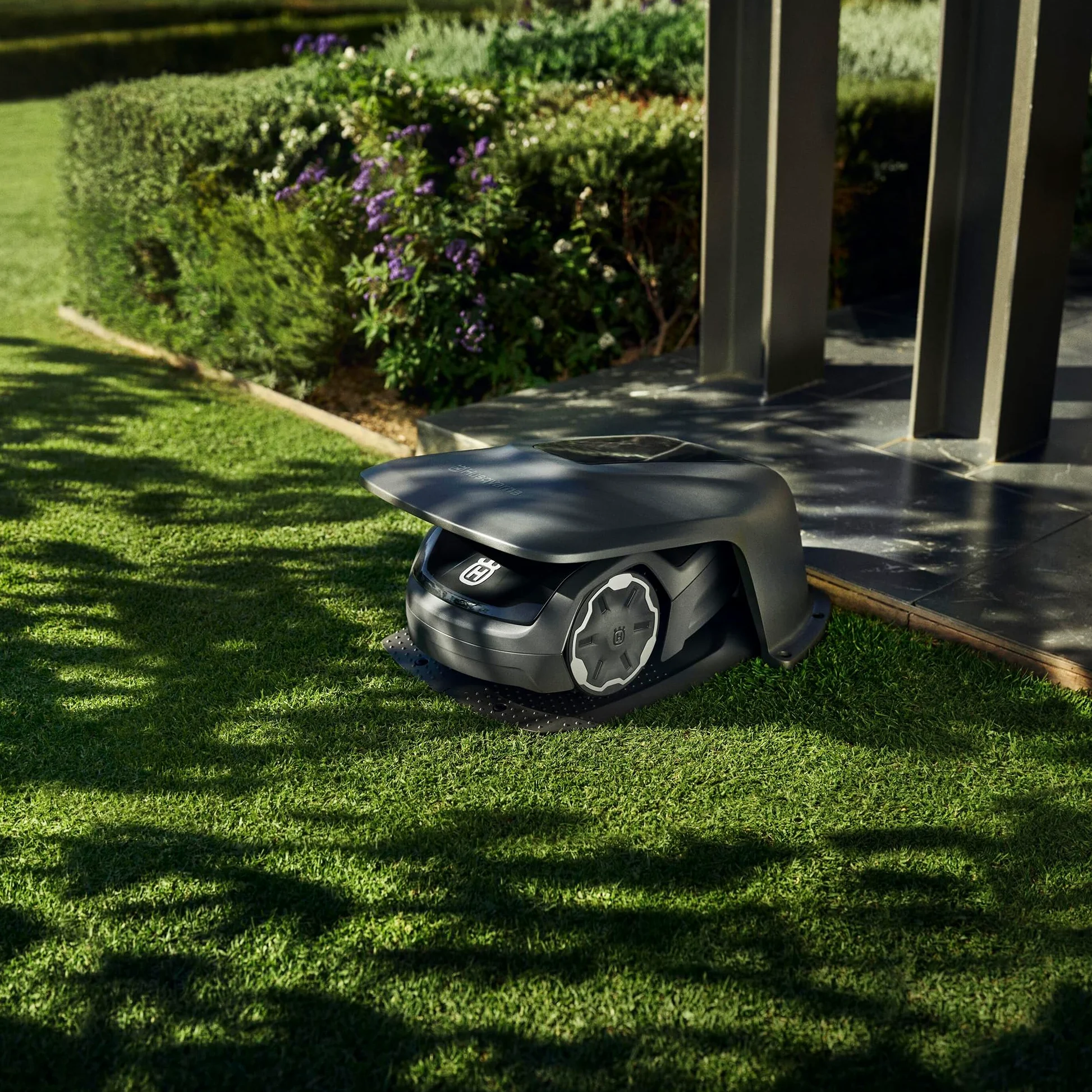 Husqvarna Garage Robot Tondeuse pour Aspire R4 | Protection idéale contre le soleil et la pluie, toiture