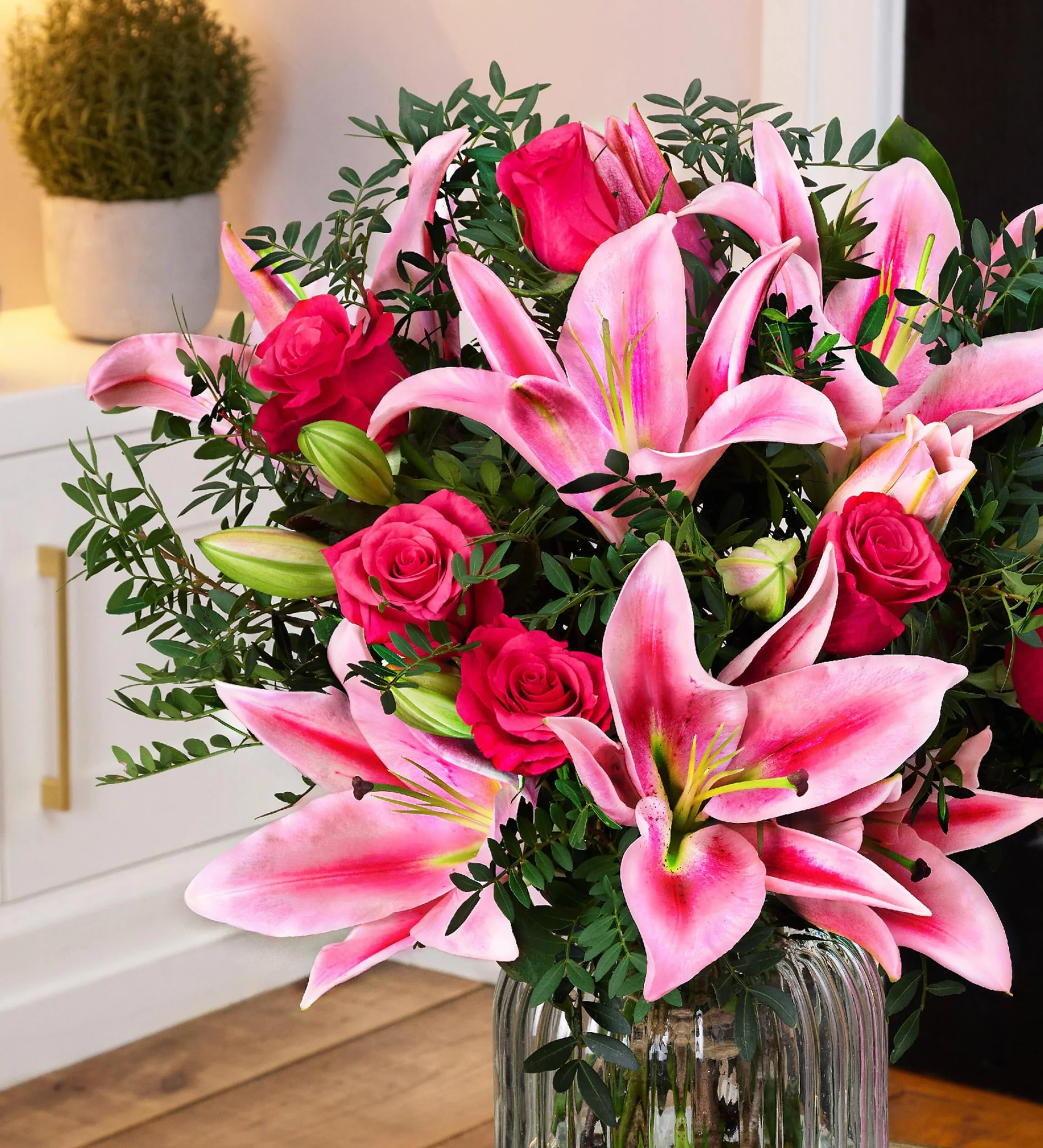Bouquet de lys roses – Composition florale fraîche livrée à la main – Cadeau élégant avec expédition le lendemain