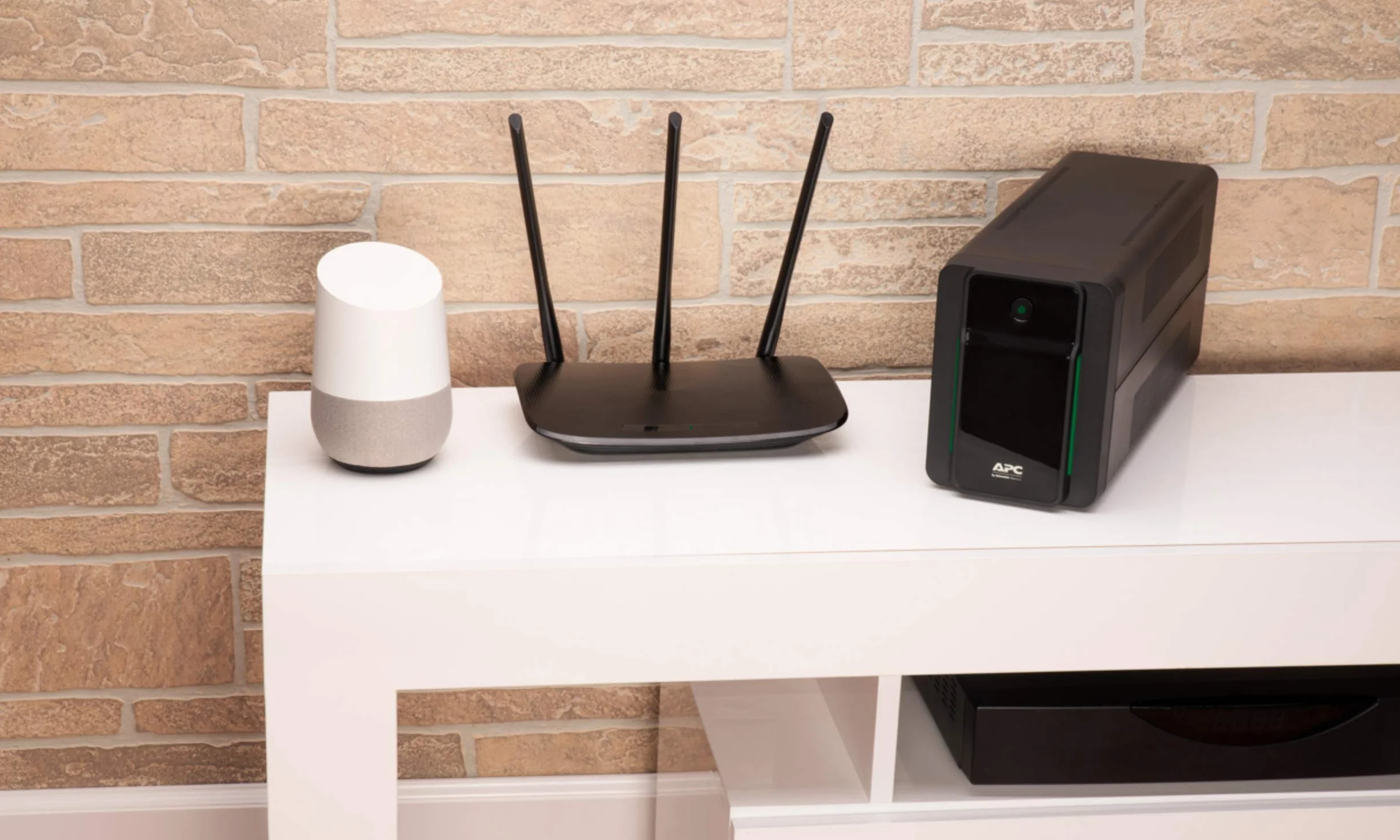 APC Back UPS 750VA BX750MI-FR Onduleur avec AVR Protection Contre Les Surtensions Noir