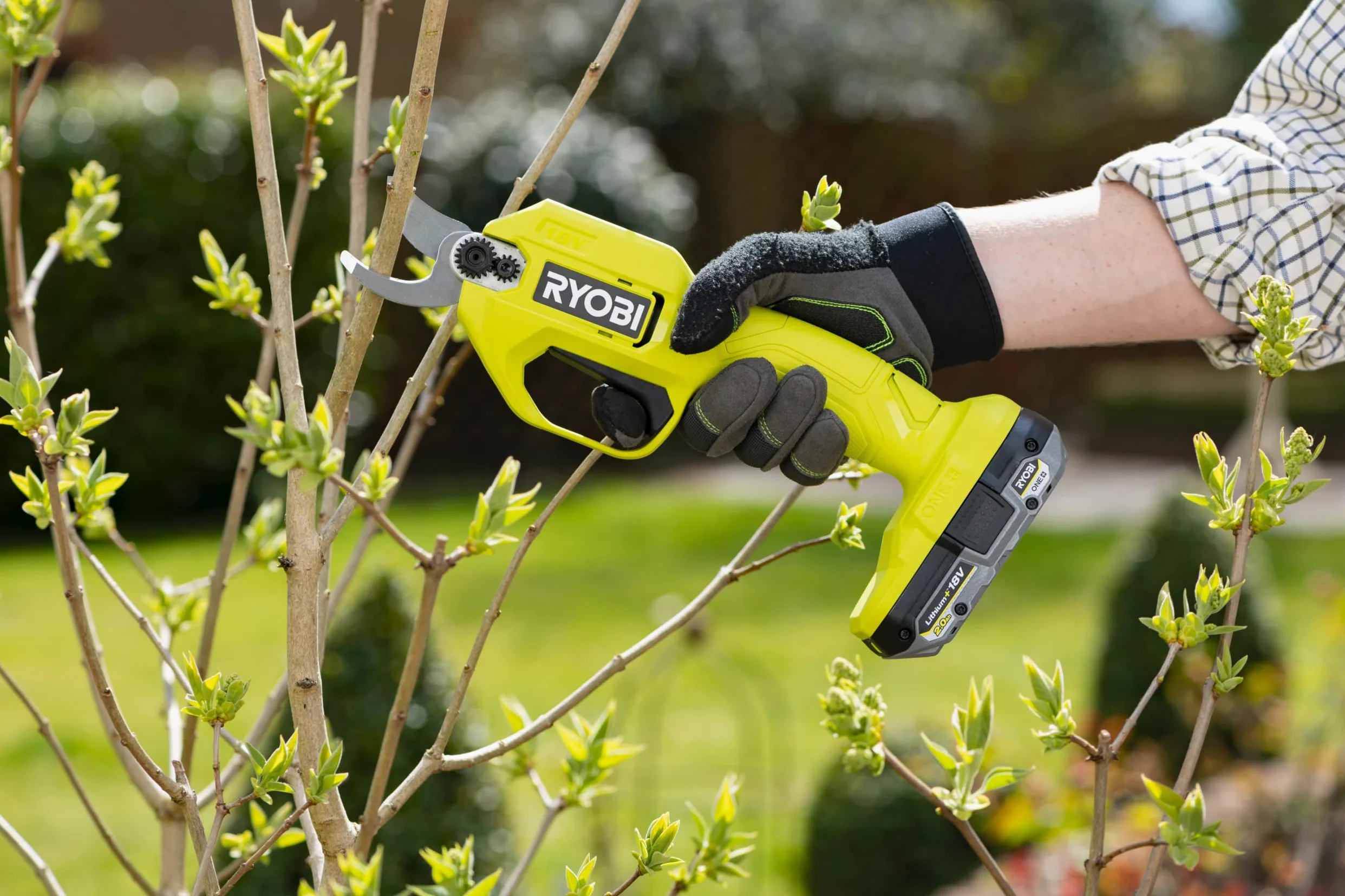 RYOBI - Bineuse 18V One+ - Largeur/Profondeur de Travail 20/10 cm - 4 Fraises & Sécateur Électrique 18V One+ - Lames Bypass Chromées en Acier Carbone Japonais SK5