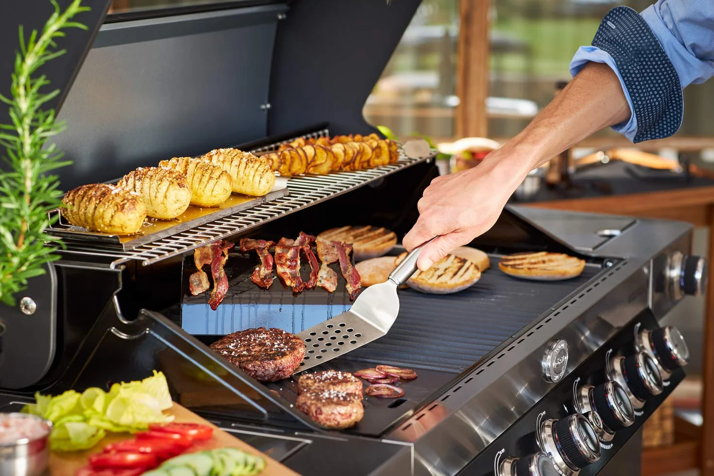 RÖSLE Poids à Barbecue en Fonte, Manche en Bois, 17,5 cm pour Hamburgers et Steaks