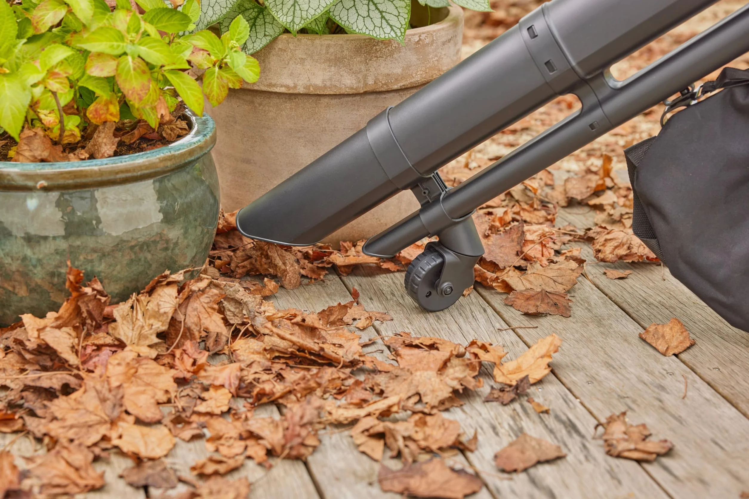 Gardena Aspirateur souffleur broyeur 3-en-1 PowerJet Collect 18V P4A - sans chargeur ni batterie: Flux d’air puissant , Changement de mode rapide , Vitesse réglable , Sac de ramassage (14895-55)